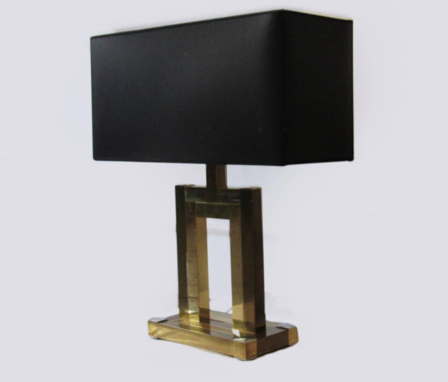 Pair of elegant geometric table lamps, with brass elements alternating with polish brass veneer strips. Perfect condition, circa 1970, Italian productions.
 