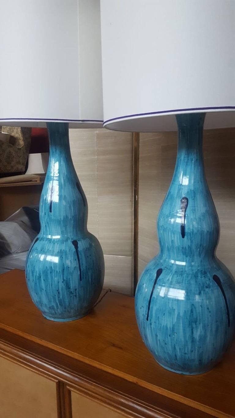 A pair of big Mid-Century Modern ceramic lamps by Zaccagnini, with a light blue matte glaze, with drip glaze decoration in deep blu.