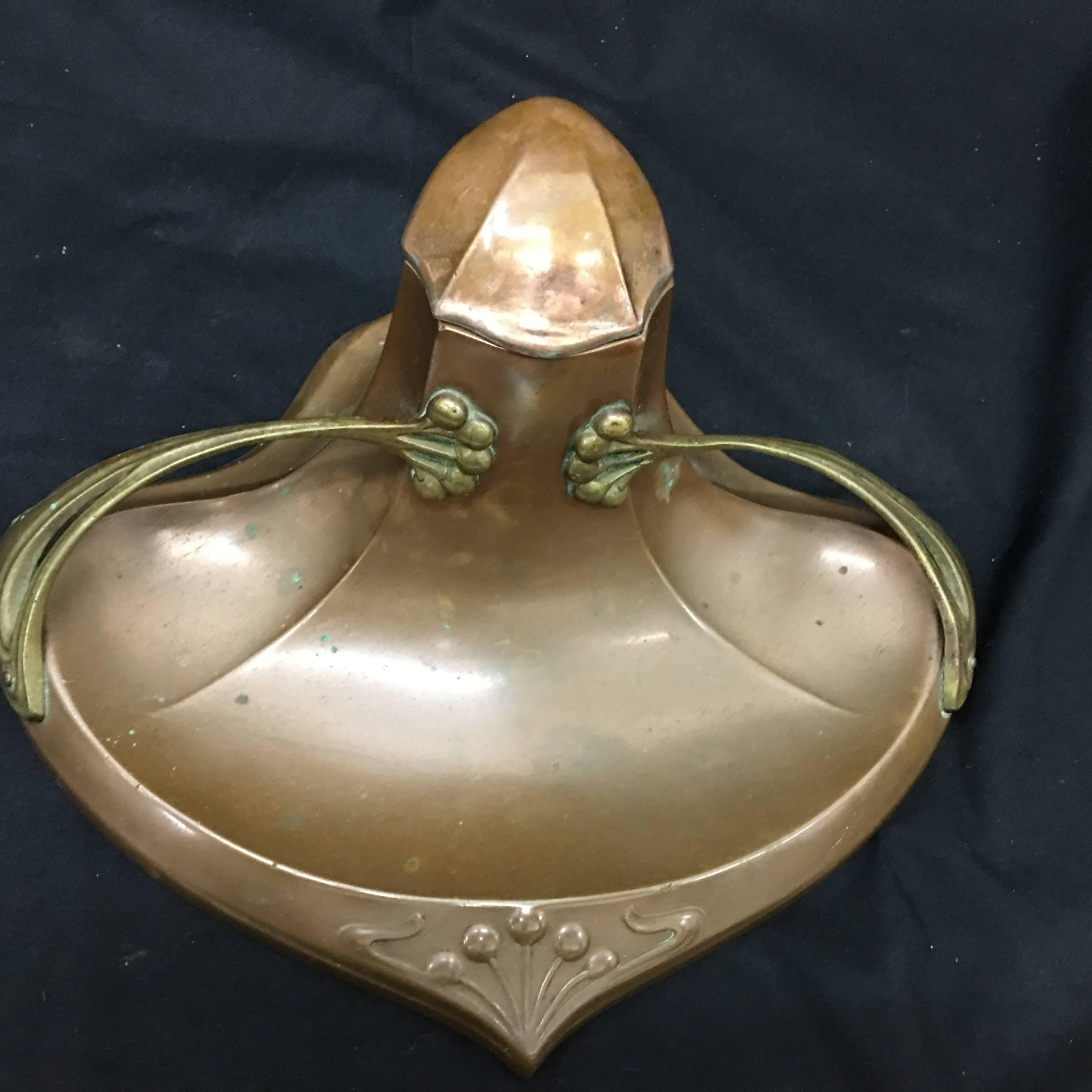 Very stylish inkwell made in Germany, 1900 circa, it's in copper and brass.