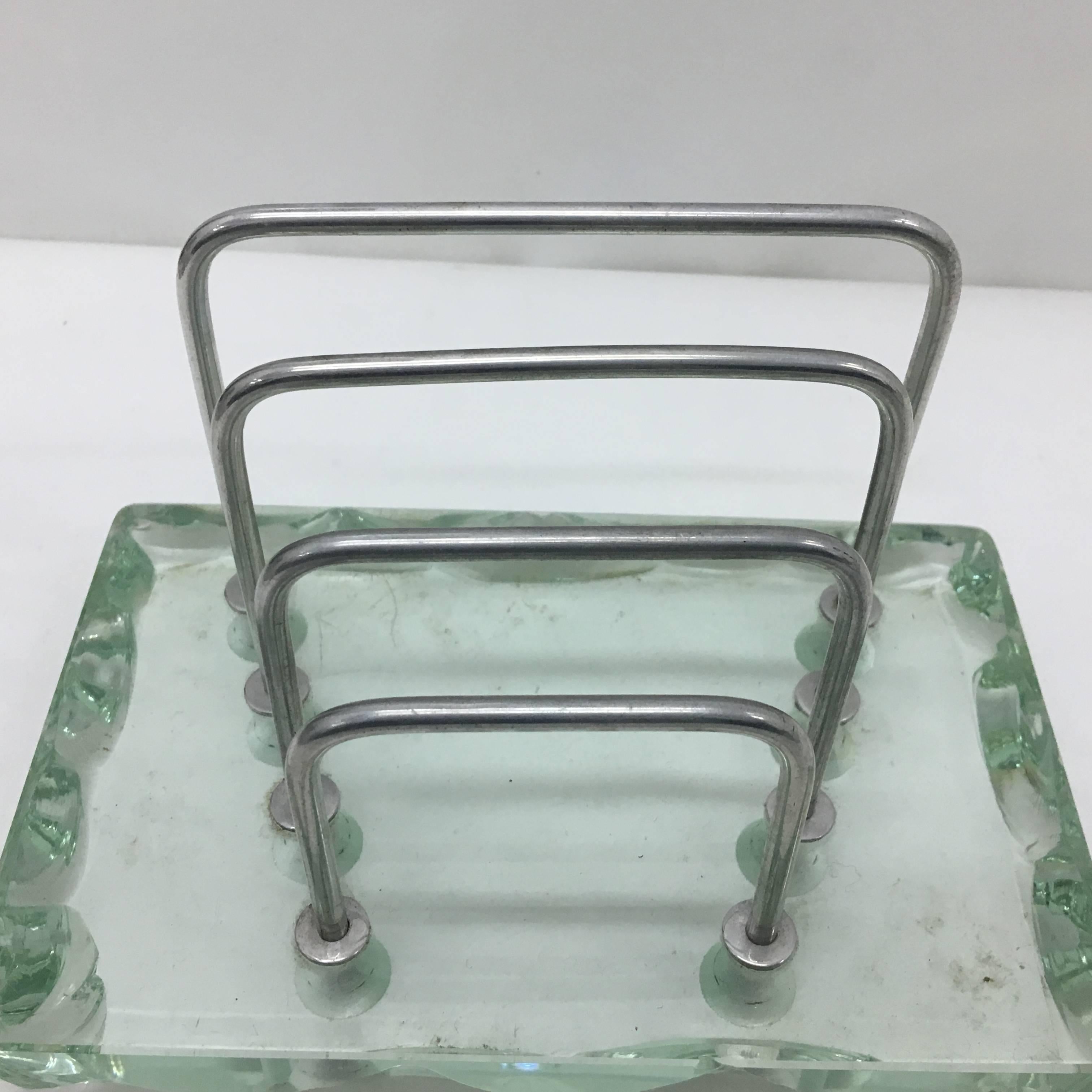 Un elegante set da scrivania italiano attribuito a Fontana Arte, in vetro verde nilo molto pesante, è stato realizzato negli anni '50, c'è una piccola scheggiatura in un portapenne nero. Le dimensioni si riferiscono al vassoio portapenne.
Questo