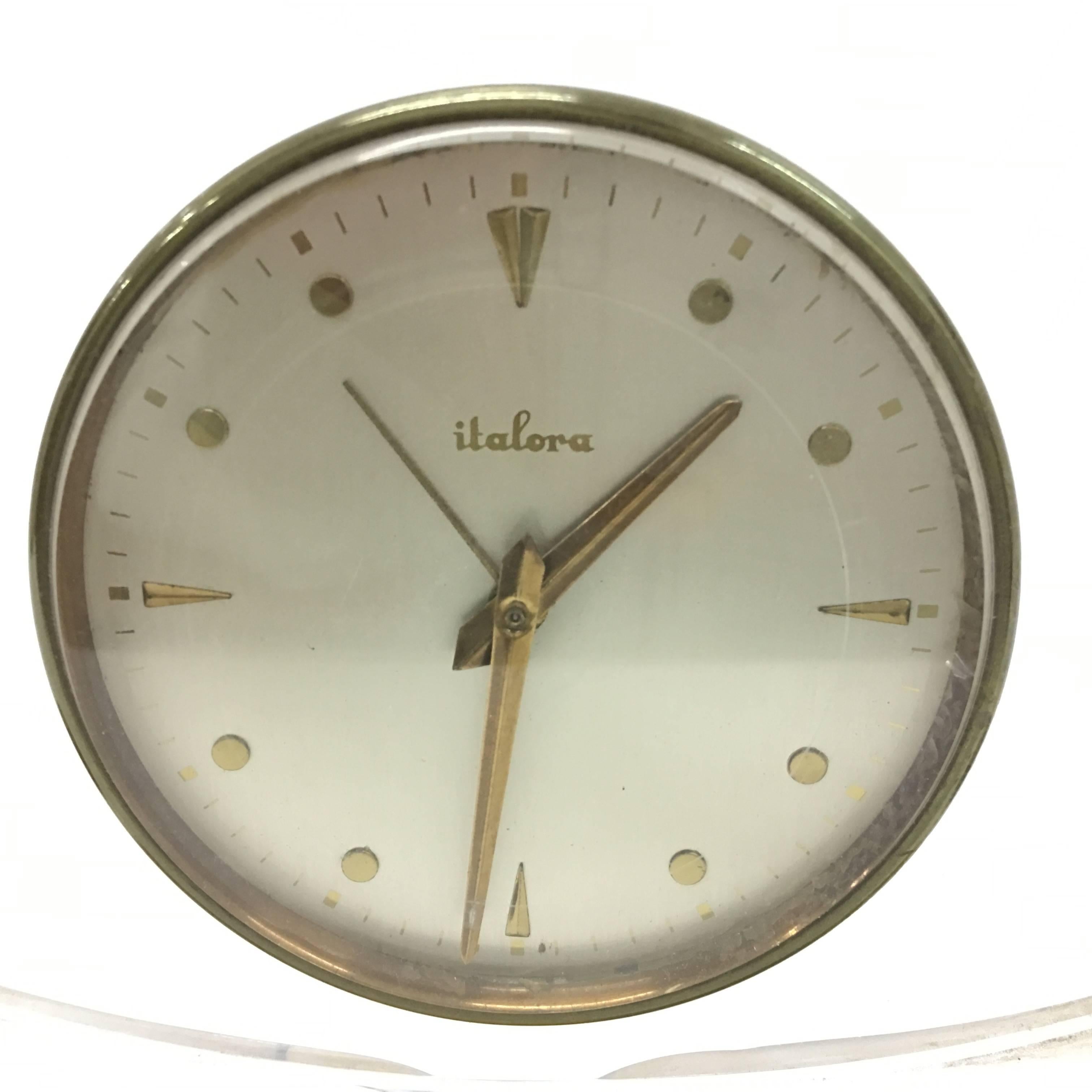Mid-Century Modern Italian Plexiglass and brass Table Clock by Italora 1950 In Good Condition In Aci Castello, IT