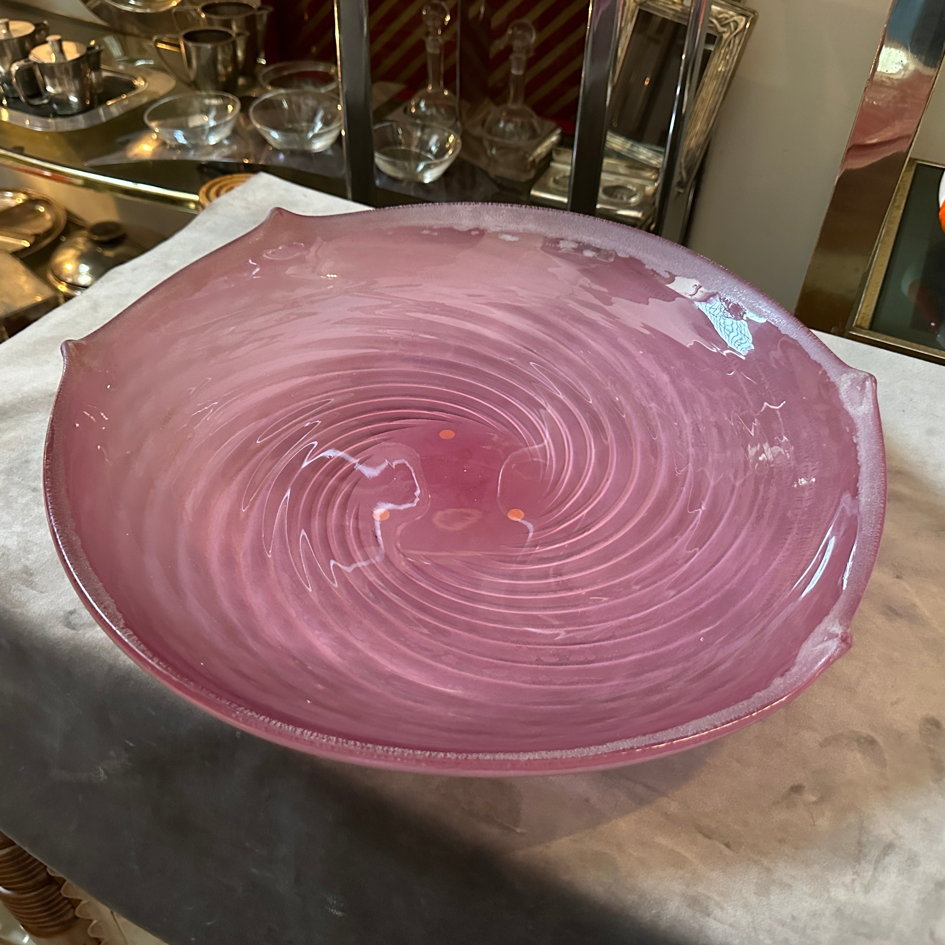 Le bol rond moderniste en verre Murano violet Scavo des années 1970 de Cenedese est un exemple frappant de l'art du verre italien du milieu du siècle. Le bol incarne les lignes épurées et minimalistes et les couleurs audacieuses caractéristiques du