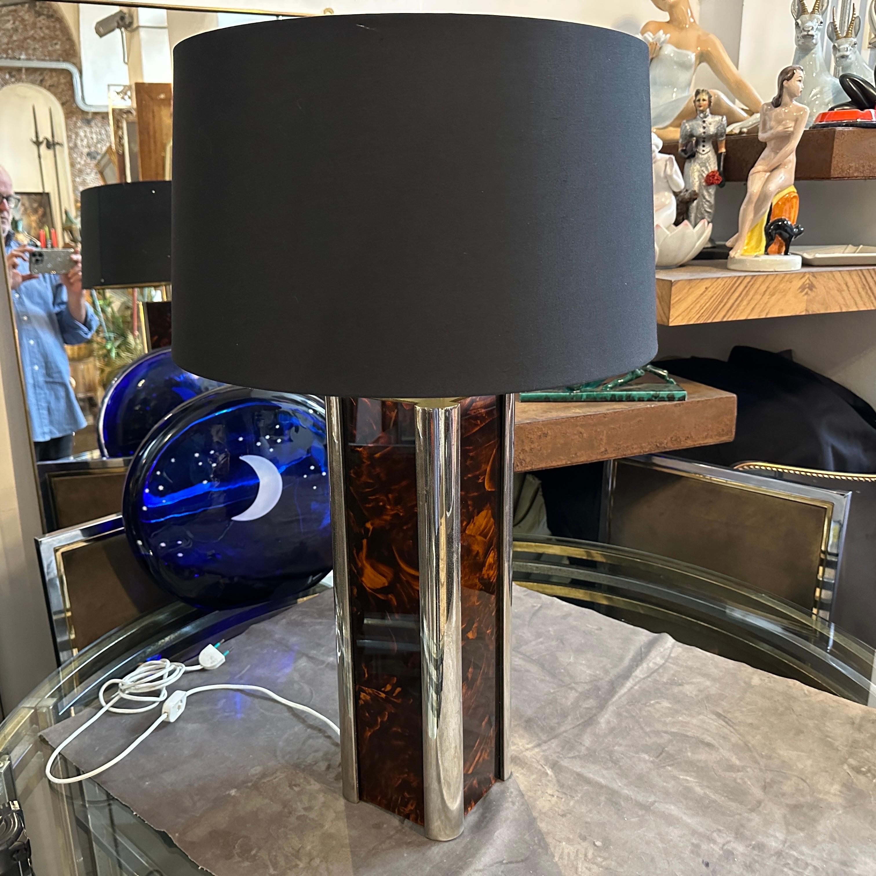 1970s Mid-Century Modern Fake Tortoiseshell Lucite and Silver Plate Table Lamp (lampe de table en écaille de tortue et en métal argenté) en vente 11