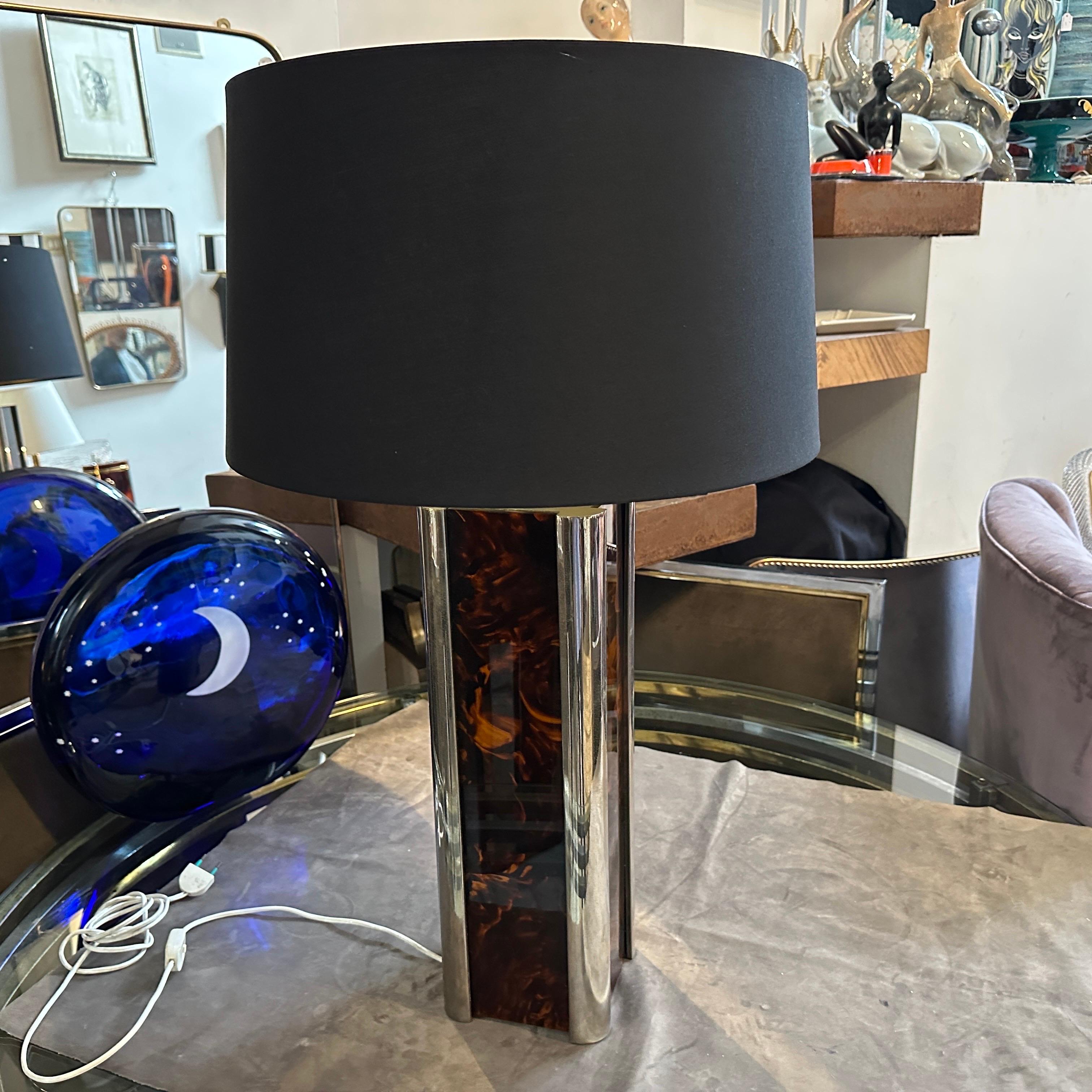 1970s Mid-Century Modern Fake Tortoiseshell Lucite and Silver Plate Table Lamp (lampe de table en écaille de tortue et en métal argenté) en vente 10
