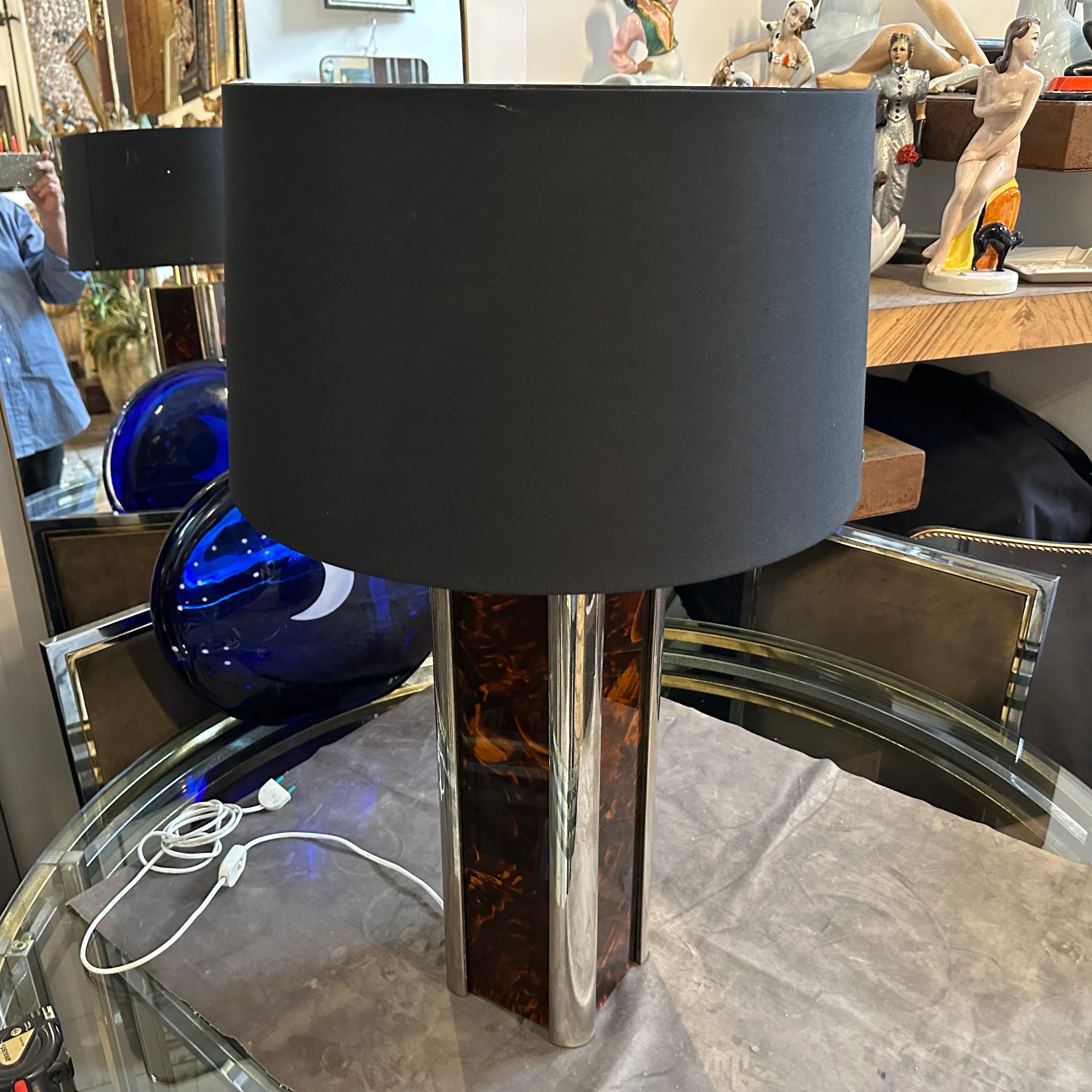 1970s Mid-Century Modern Fake Tortoiseshell Lucite and Silver Plate Table Lamp (lampe de table en écaille de tortue et en métal argenté) en vente 12