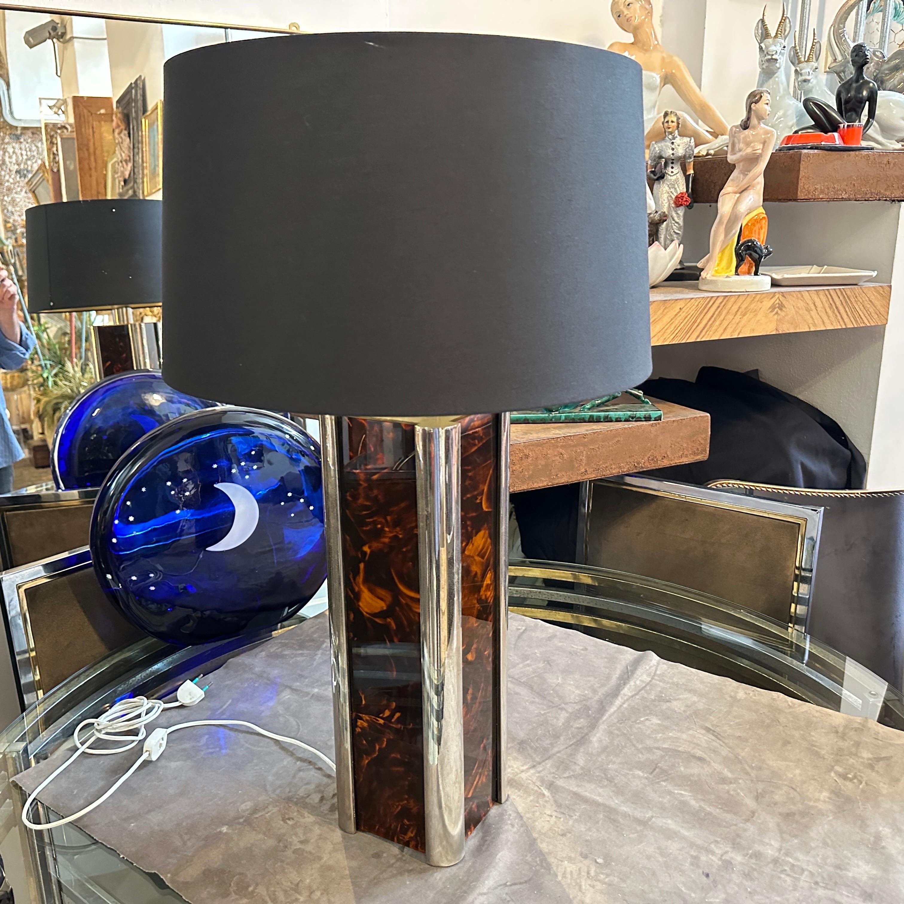 1970s Mid-Century Modern Fake Tortoiseshell Lucite and Silver Plate Table Lamp (lampe de table en écaille de tortue et en métal argenté) en vente 13