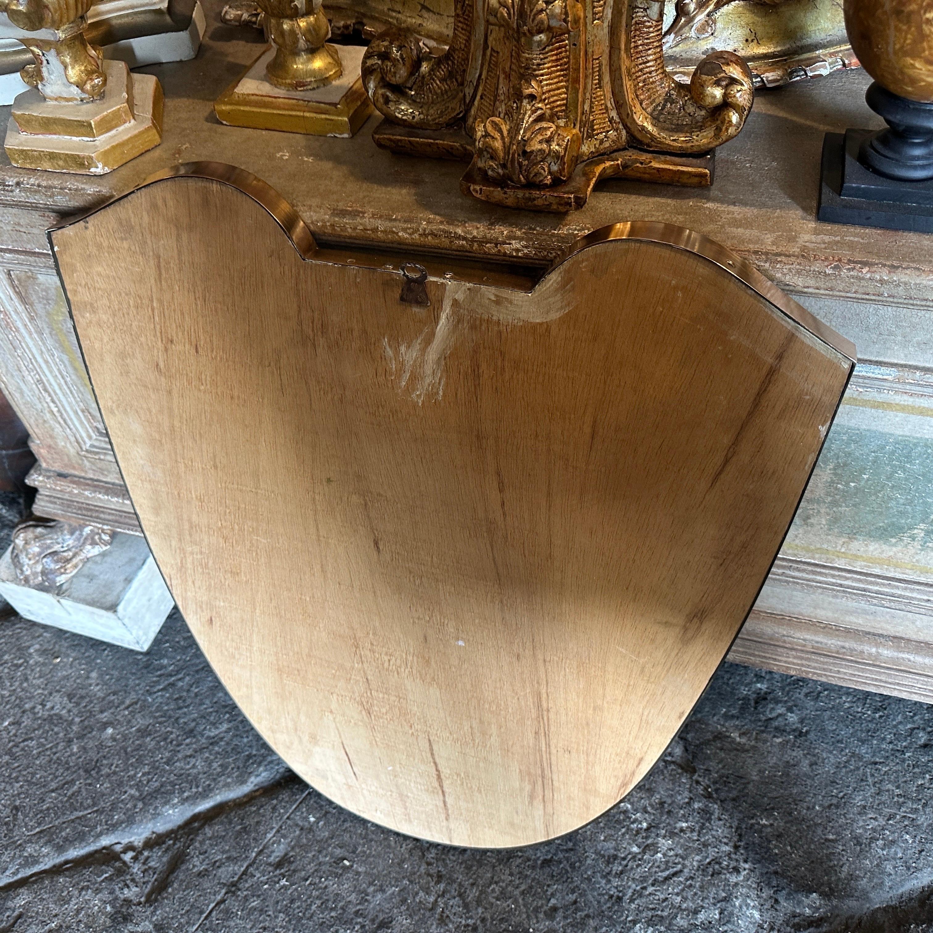 Espejo de pared italiano de latón macizo estilo Gio Ponti de mediados de siglo XX Hecho a mano en venta