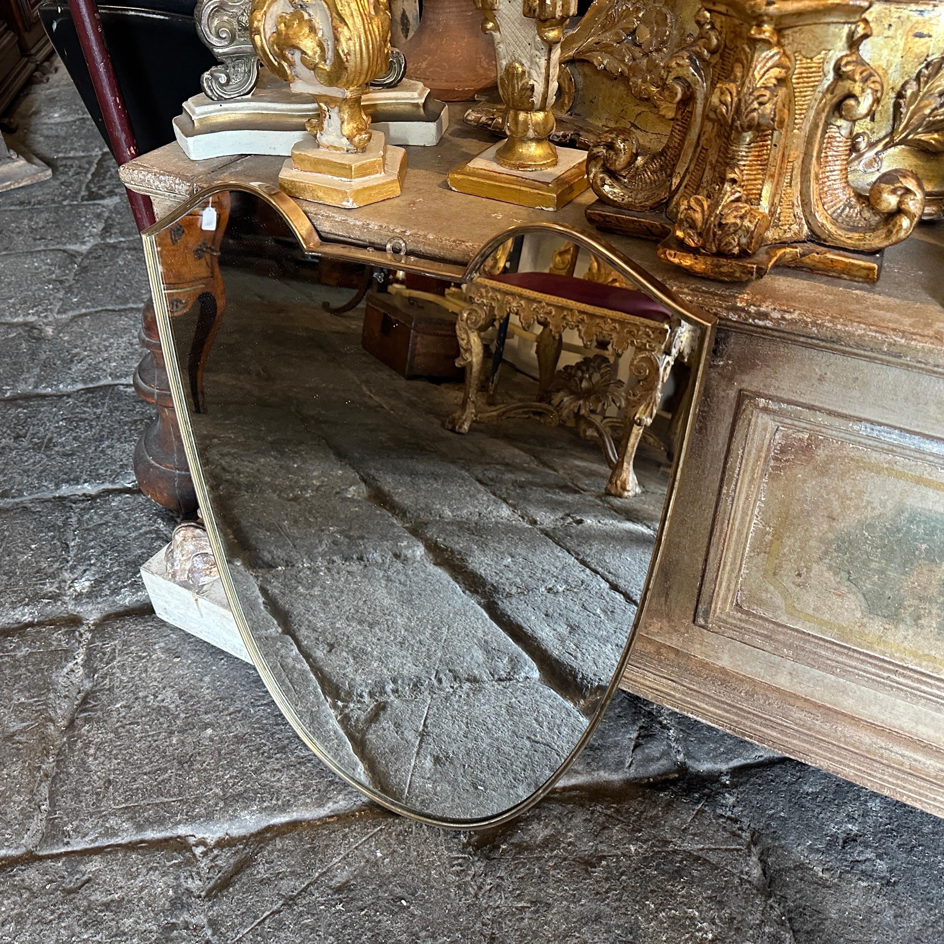 Espejo de pared italiano de latón macizo estilo Gio Ponti de mediados de siglo XX en venta 5