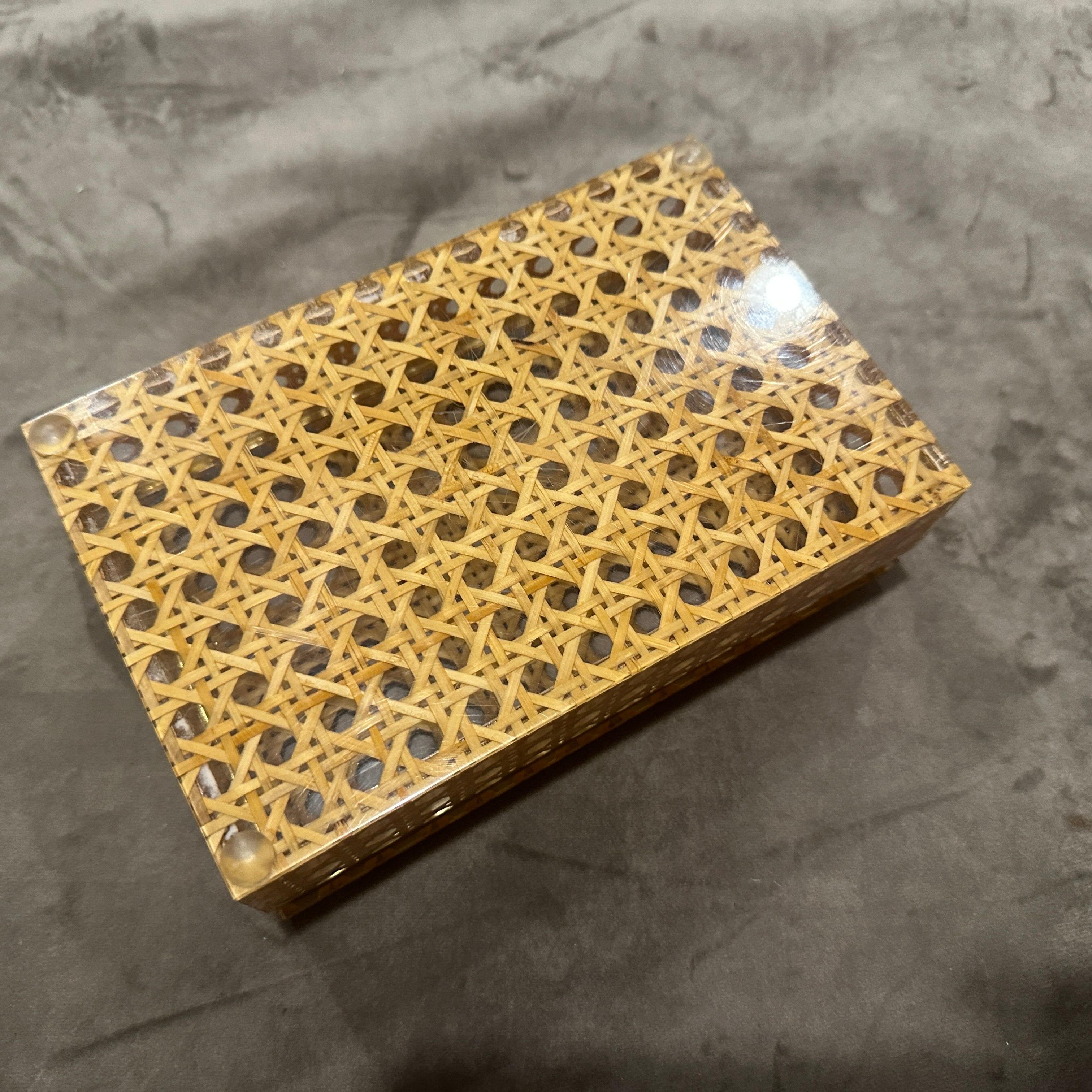 Caja rectangular de plexiglás y paja de Viena de los años 80 a la manera de Dior Home siglo XX en venta