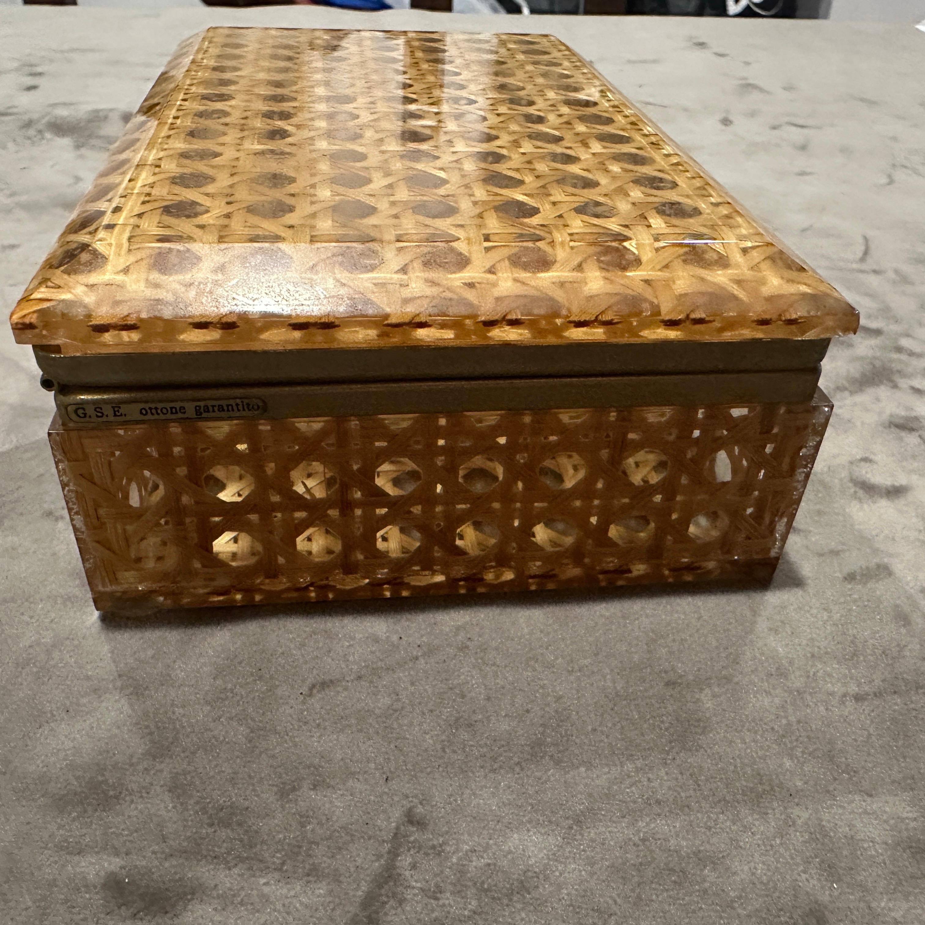 Caja rectangular de plexiglás y paja de Viena de los años 80 a la manera de Dior Home en venta 2