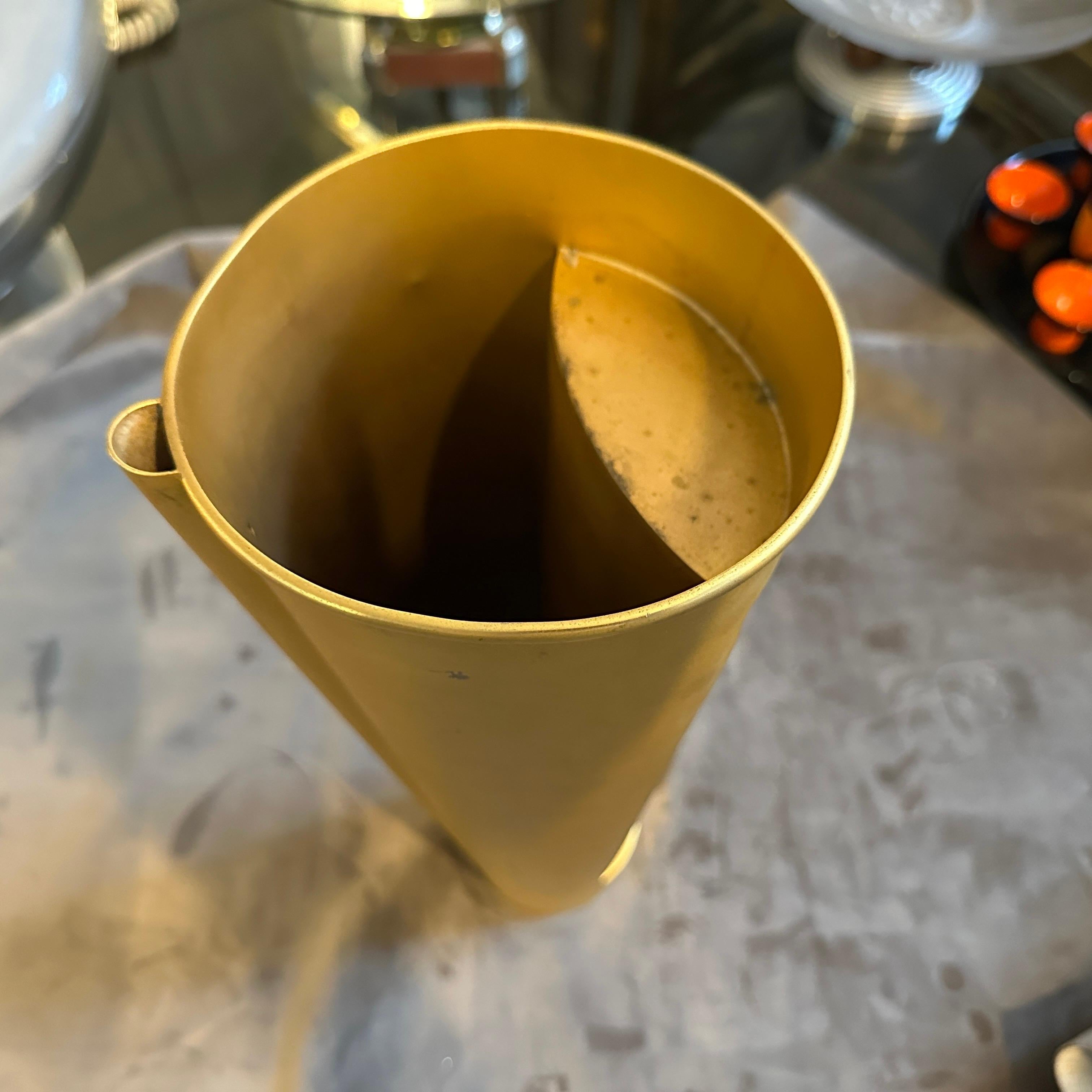 Strepitoso vaso a brocca di design italiano scultoreo in metallo dorato degli anni '70
Questo vaso scultoreo a brocca è un pezzo notevole del design italiano degli anni '70 e testimonia l'approccio innovativo dell'epoca alla forma e al materiale.