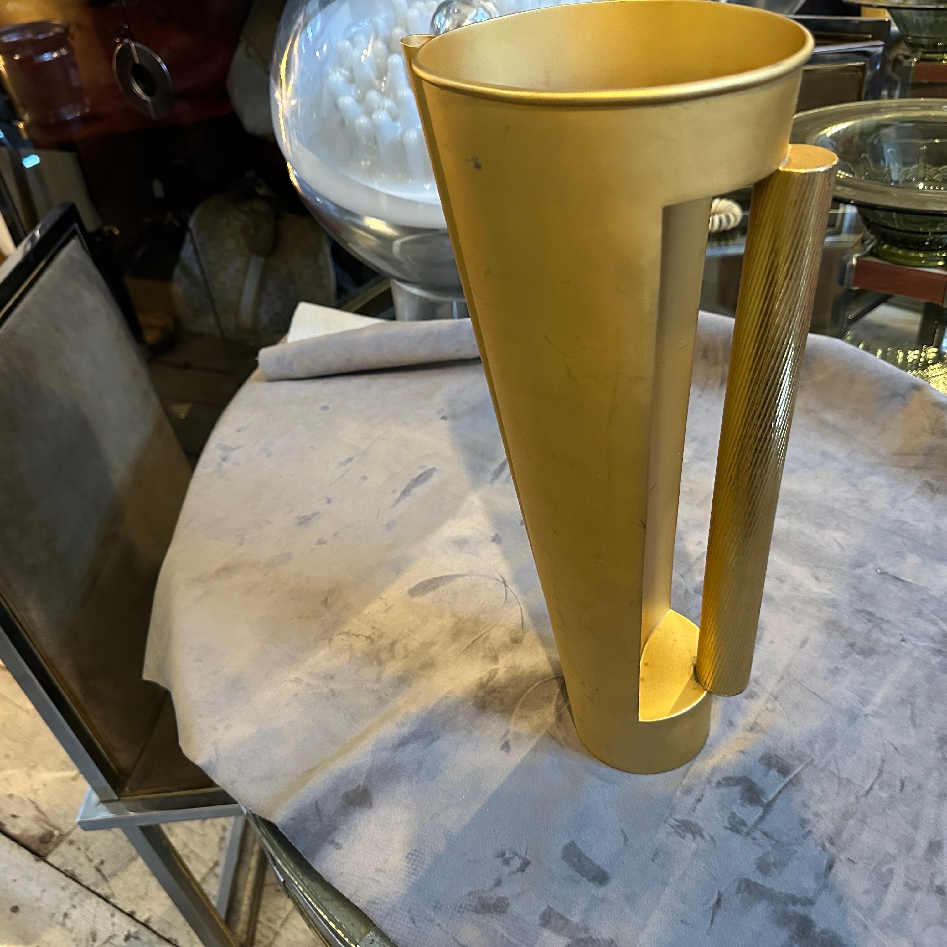 Vaso a brocca scultoreo moderno in metallo dorato di design italiano degli anni '70 in vendita 1