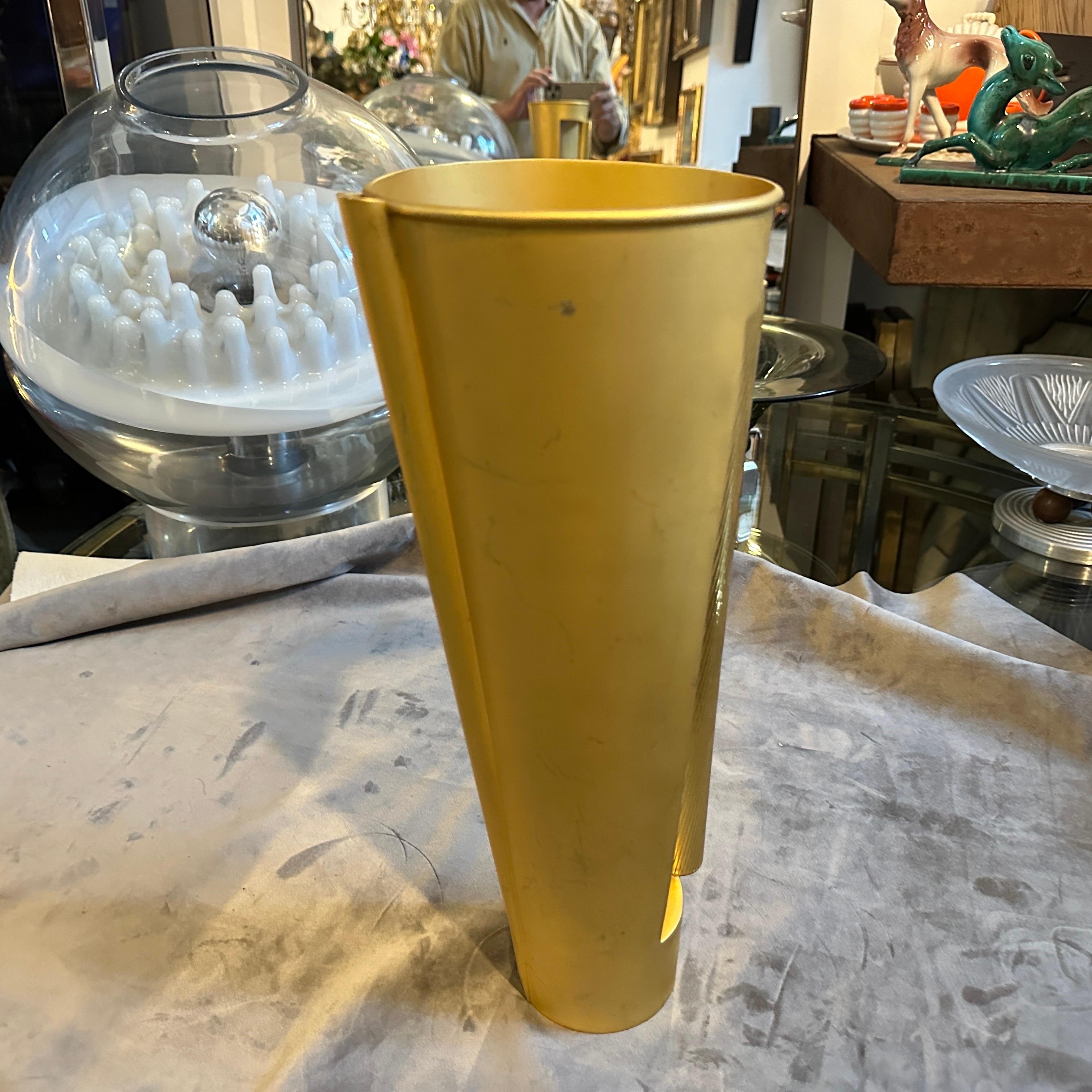 Vaso a brocca scultoreo moderno in metallo dorato di design italiano degli anni '70 in vendita 2
