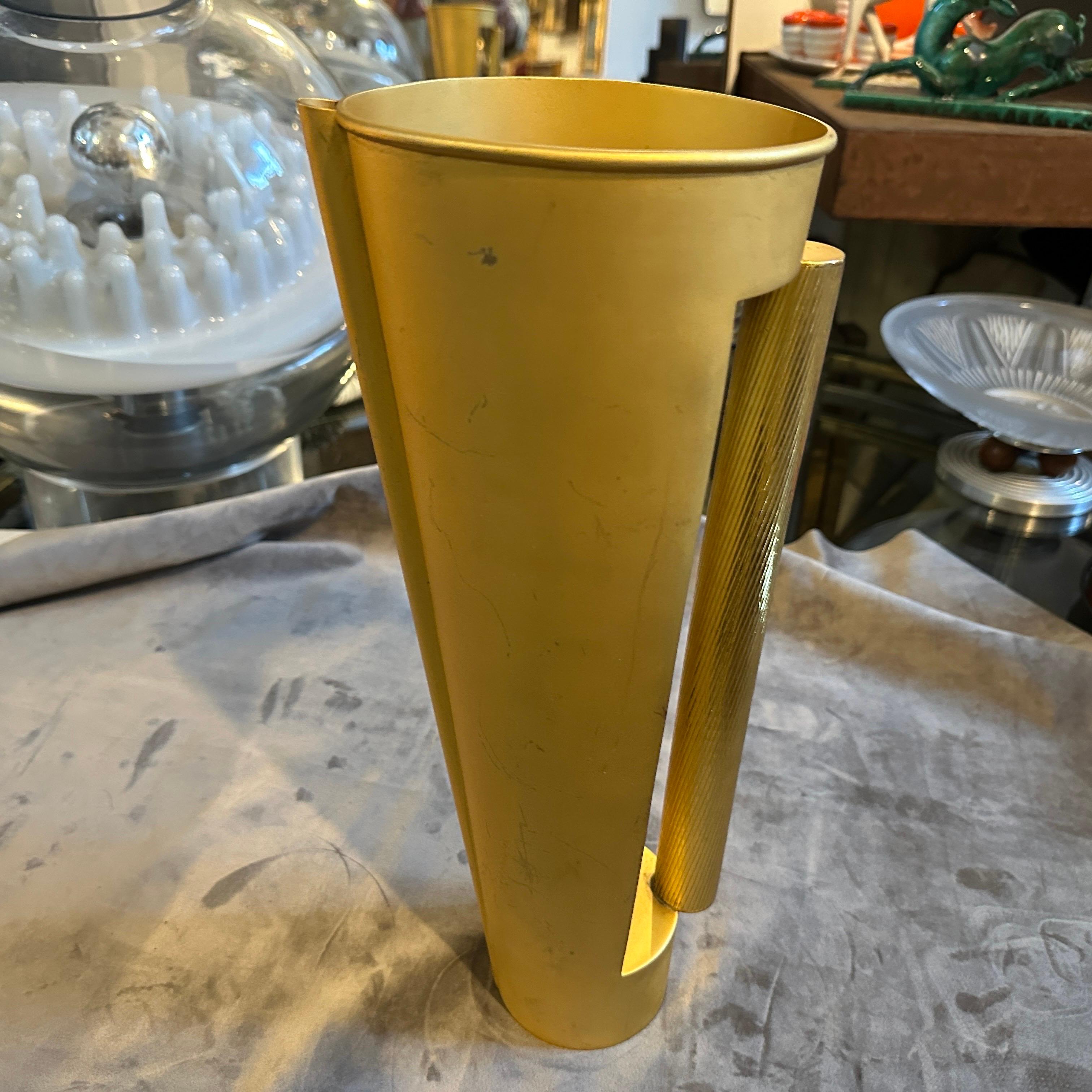 Vaso a brocca scultoreo moderno in metallo dorato di design italiano degli anni '70 in vendita 3