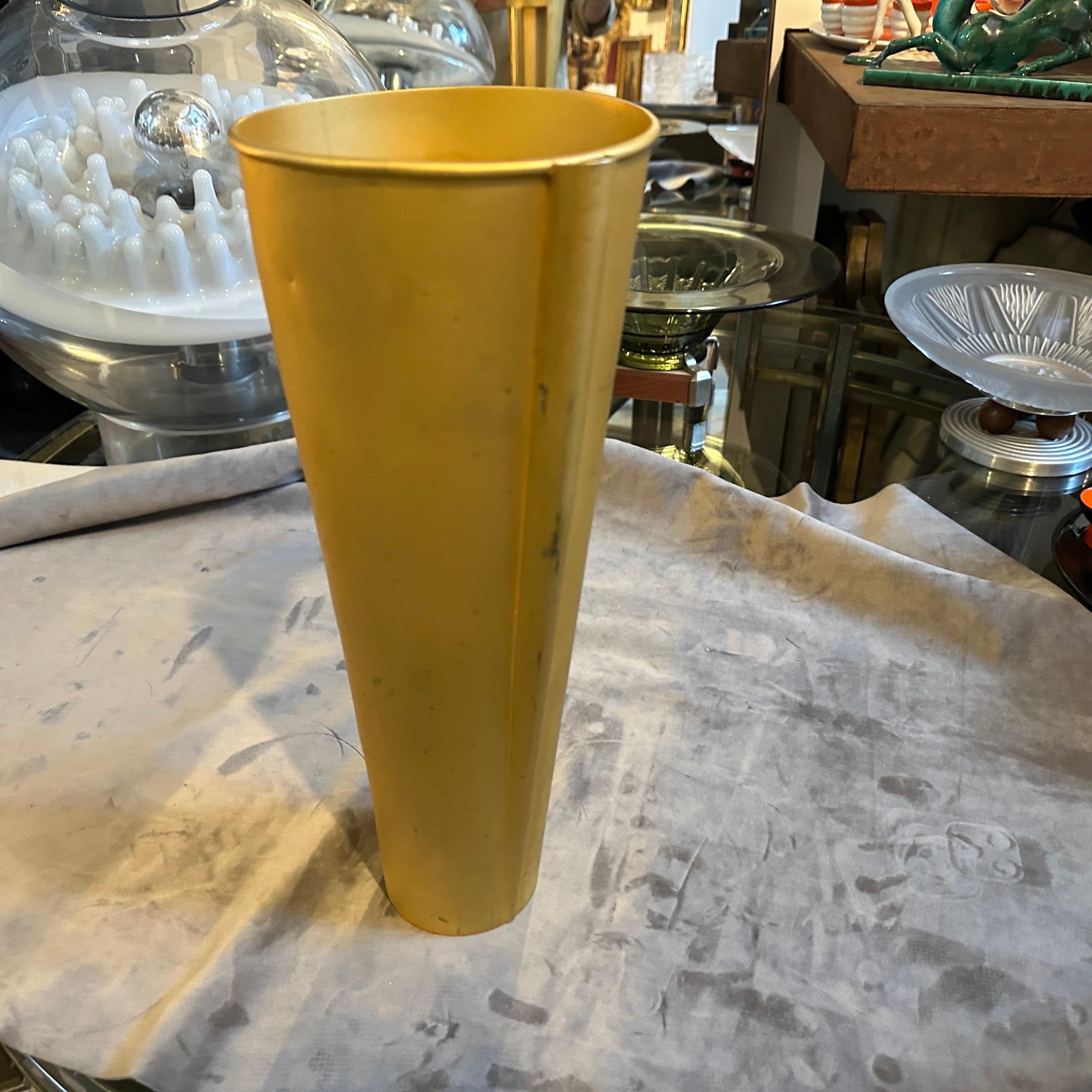 Vaso a brocca scultoreo moderno in metallo dorato di design italiano degli anni '70 in vendita 4