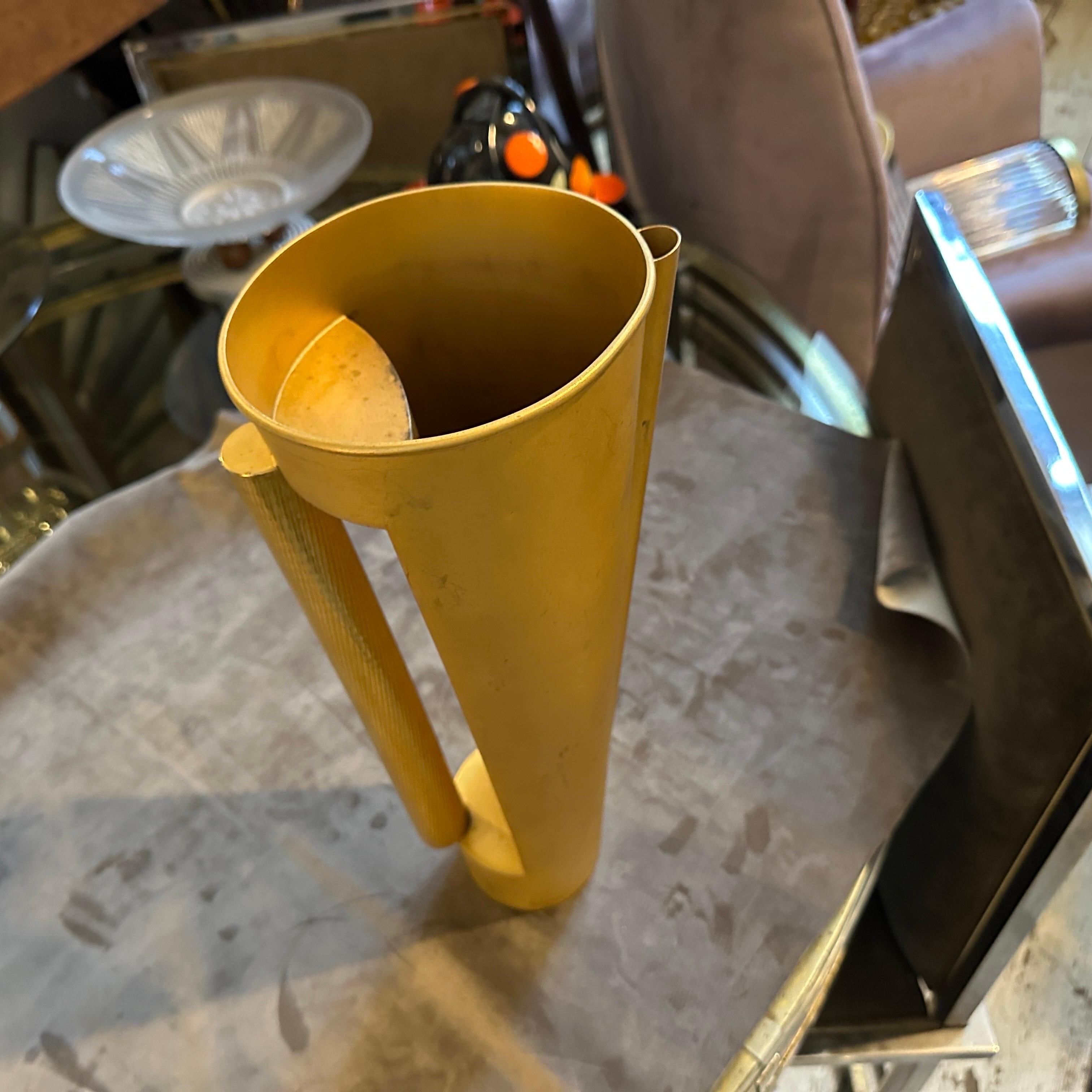 Vaso a brocca scultoreo moderno in metallo dorato di design italiano degli anni '70 in vendita 5