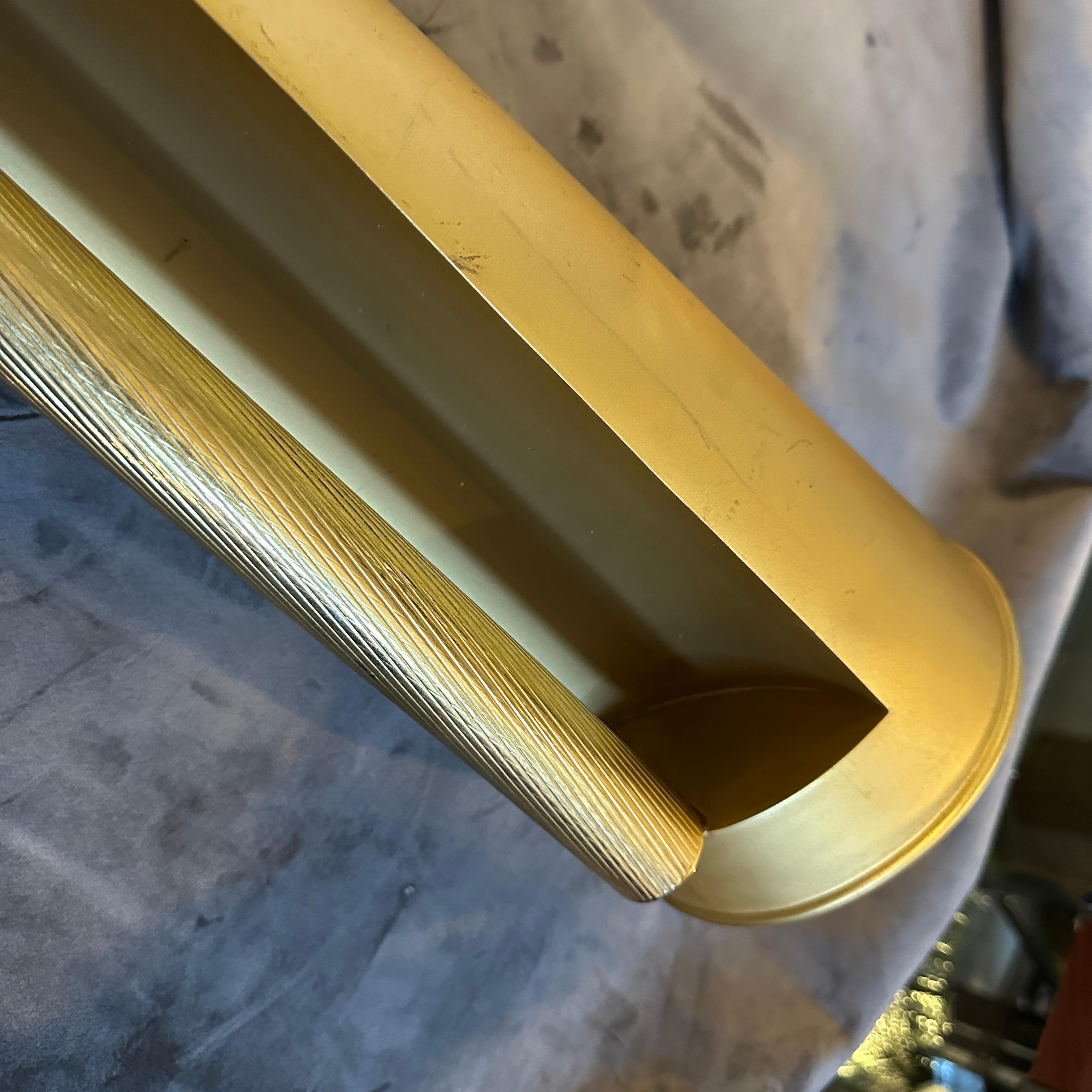 Vaso a brocca scultoreo moderno in metallo dorato di design italiano degli anni '70 in vendita 7