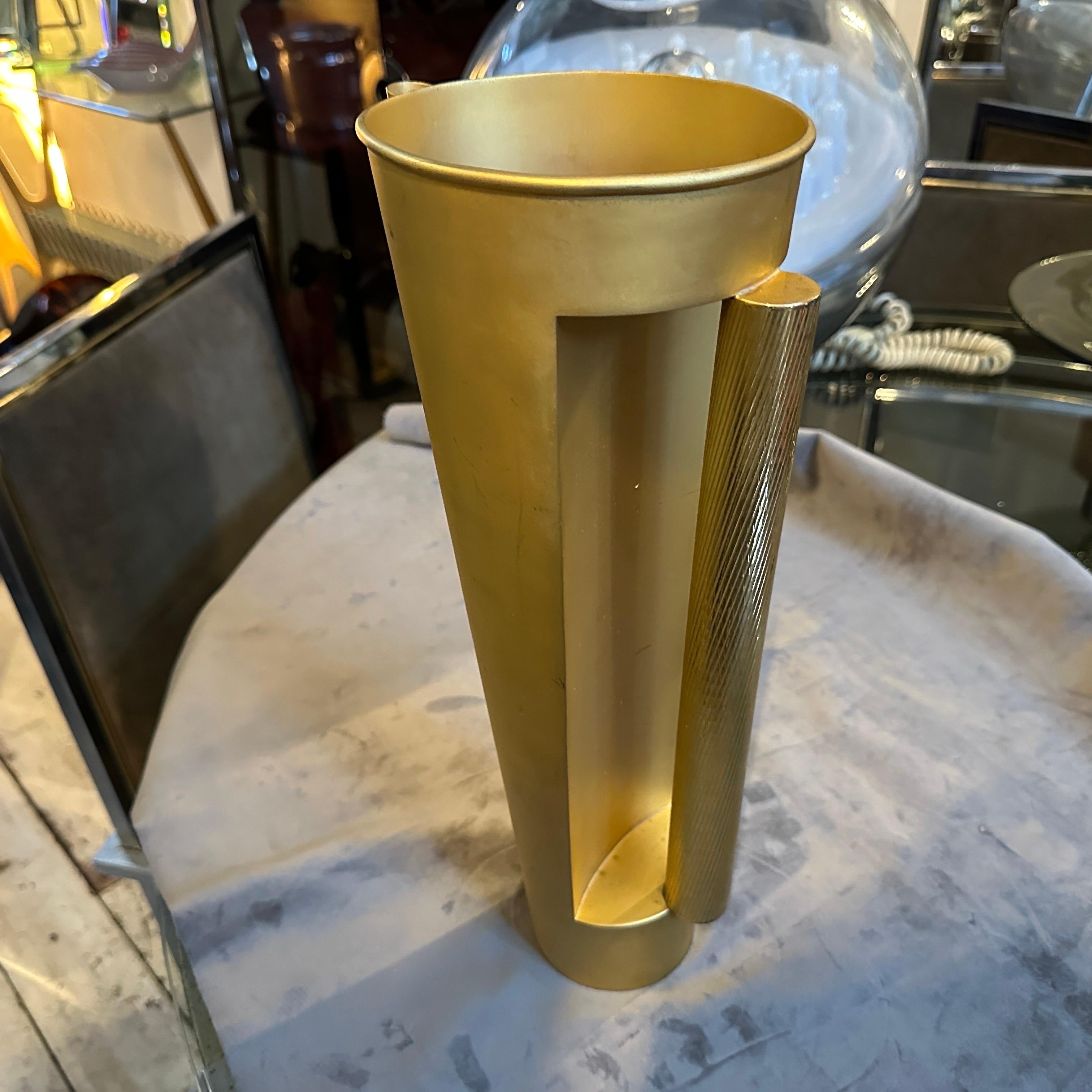 Vaso a brocca scultoreo moderno in metallo dorato di design italiano degli anni '70 in vendita 9