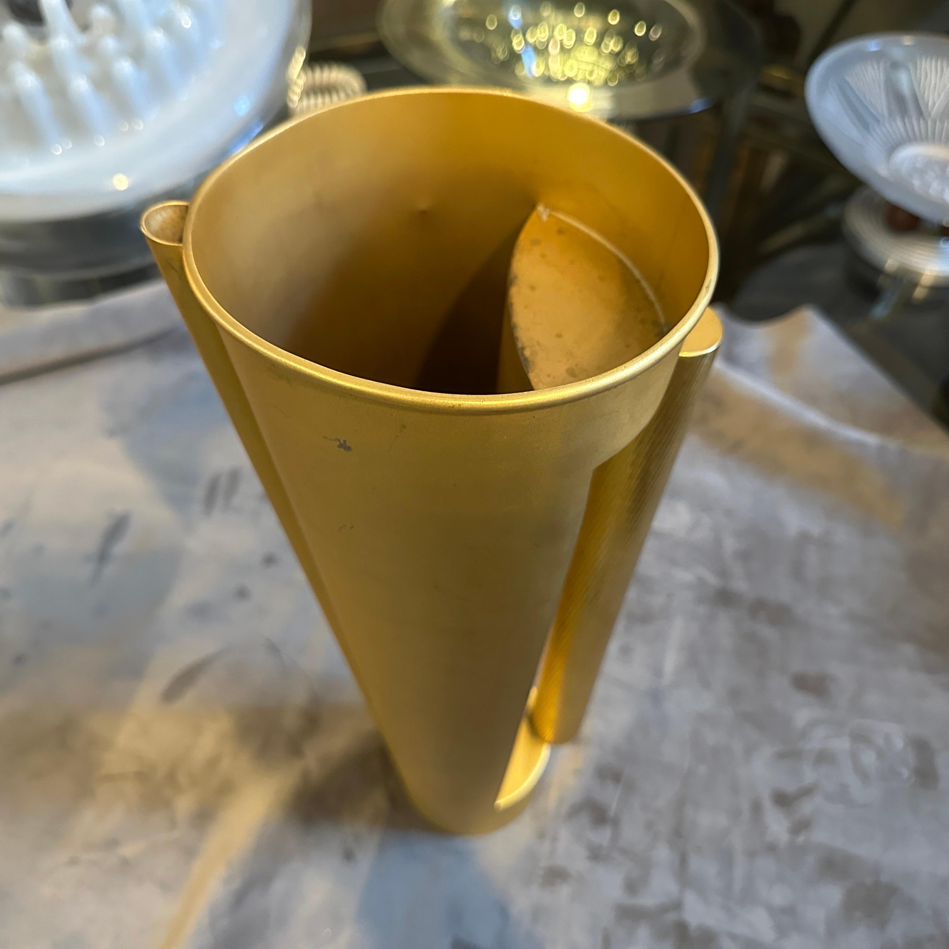 Vaso a brocca scultoreo moderno in metallo dorato di design italiano degli anni '70 in vendita 8