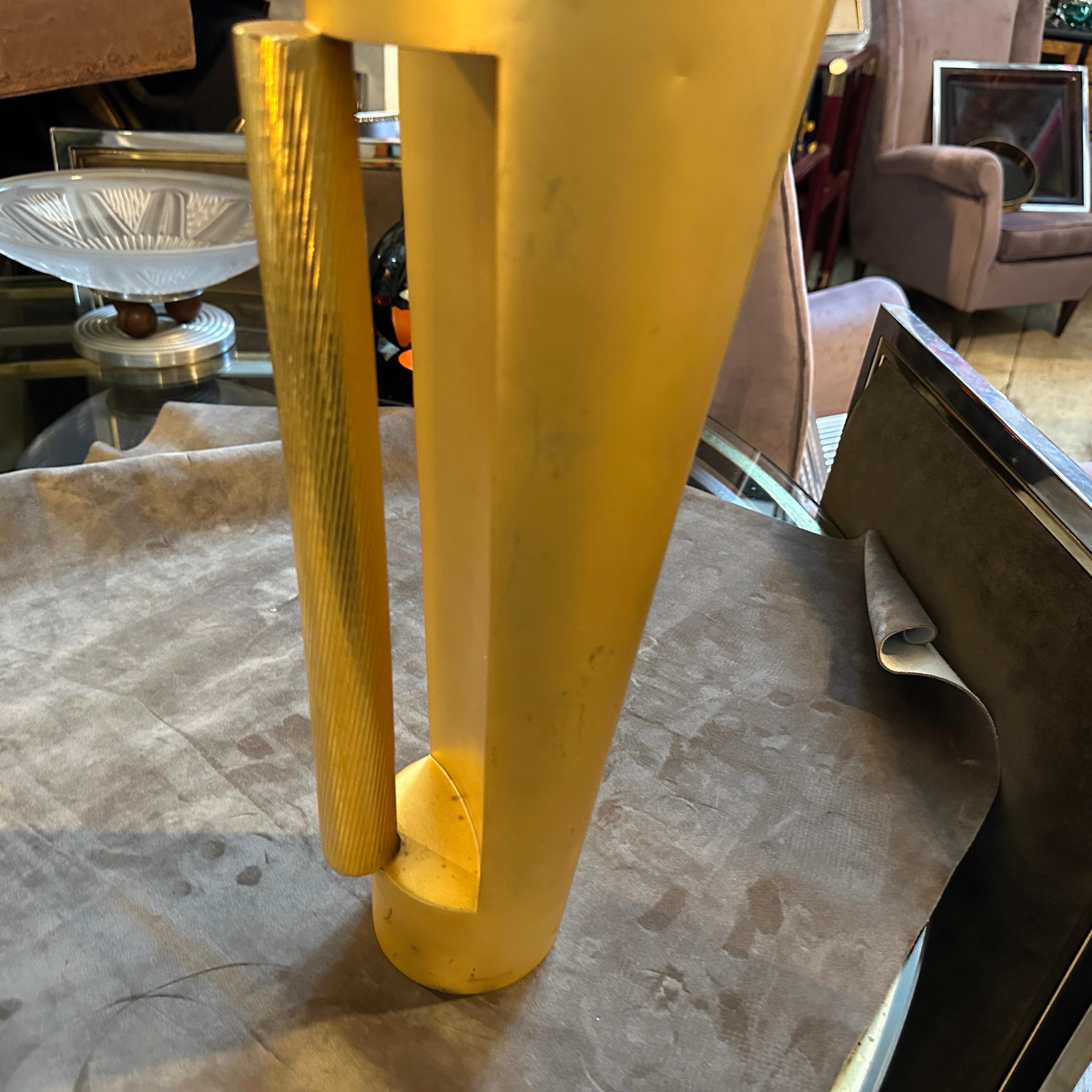 Vaso a brocca scultoreo moderno in metallo dorato di design italiano degli anni '70 in vendita 10