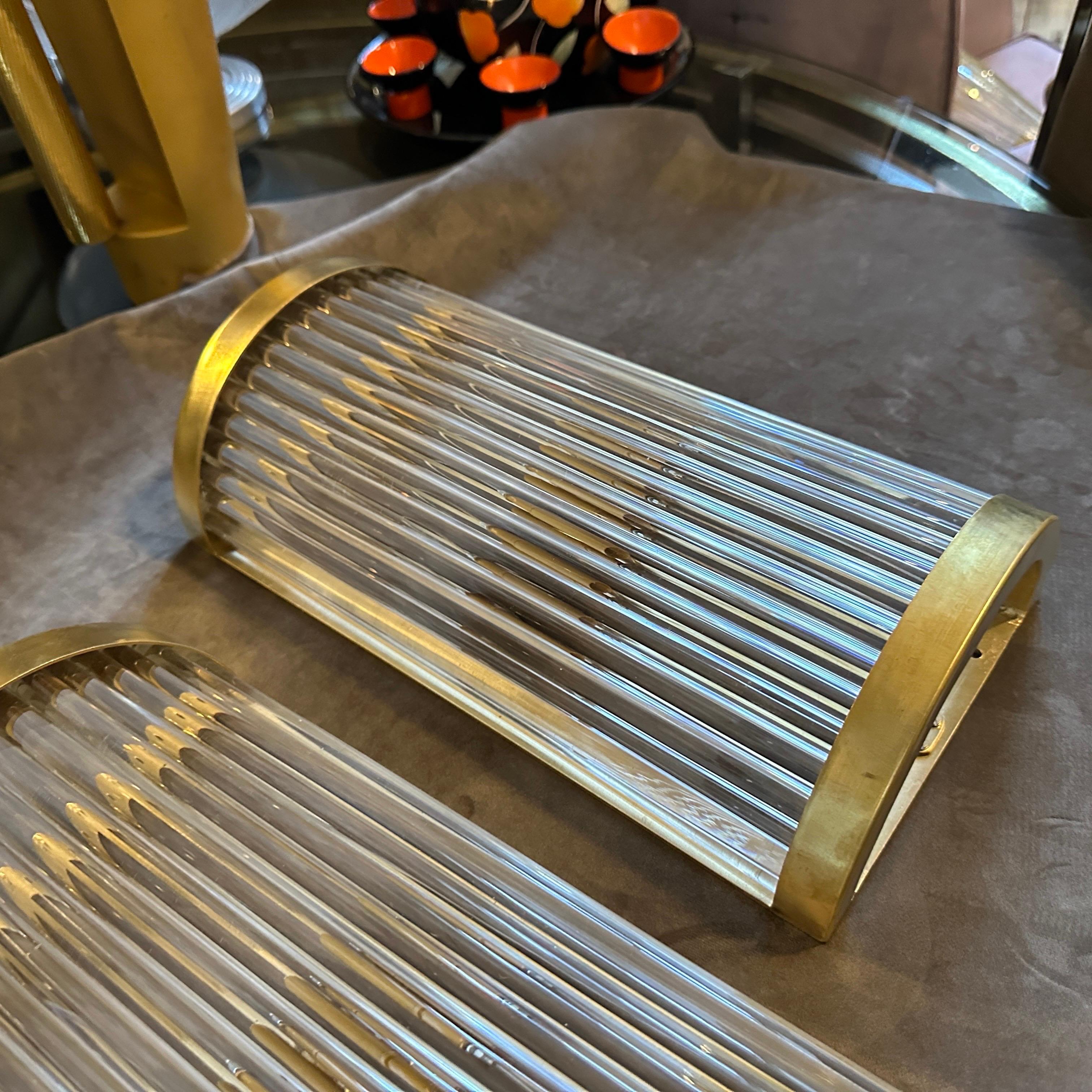 Exquisito par de apliques italianos de latón y cristal de estilo Sciolari de mediados del siglo XX
Un impresionante par de apliques de pared italianos de la modernidad de mediados de siglo, elaborados con maestría en el codiciado estilo de Gaetano