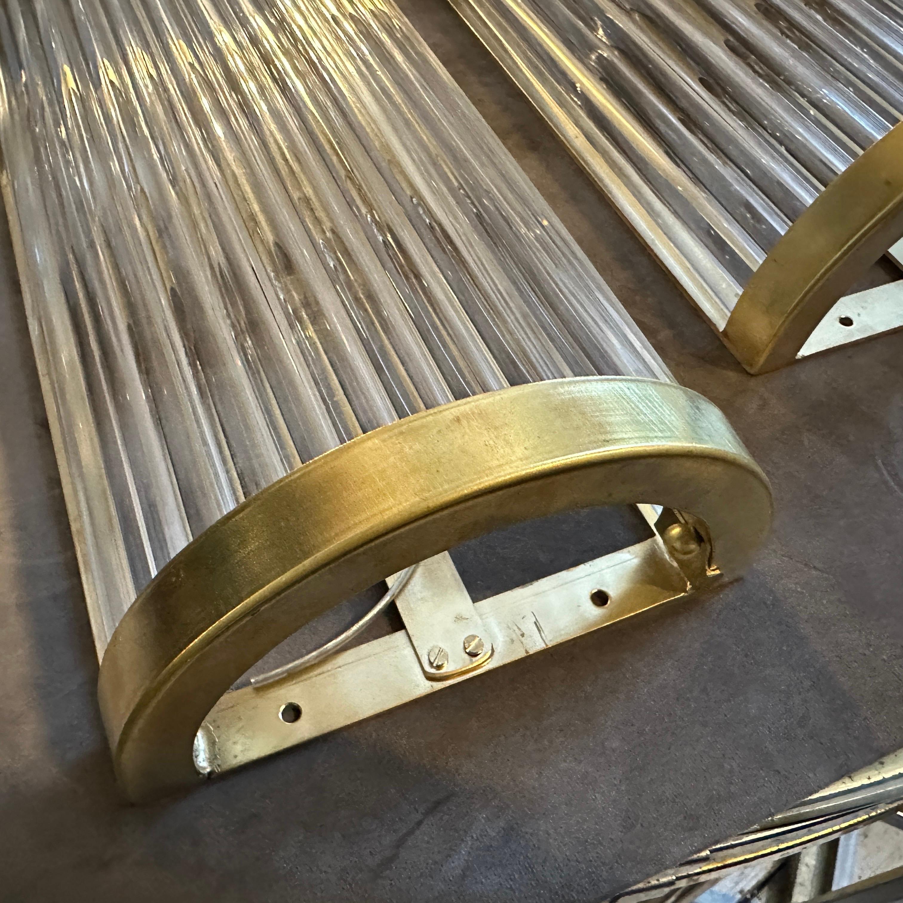 Dos Apliques de Pared Italianos de Latón y Cristal Modernos de Mediados de Siglo Estilo Sciolari Moderno de mediados de siglo en venta
