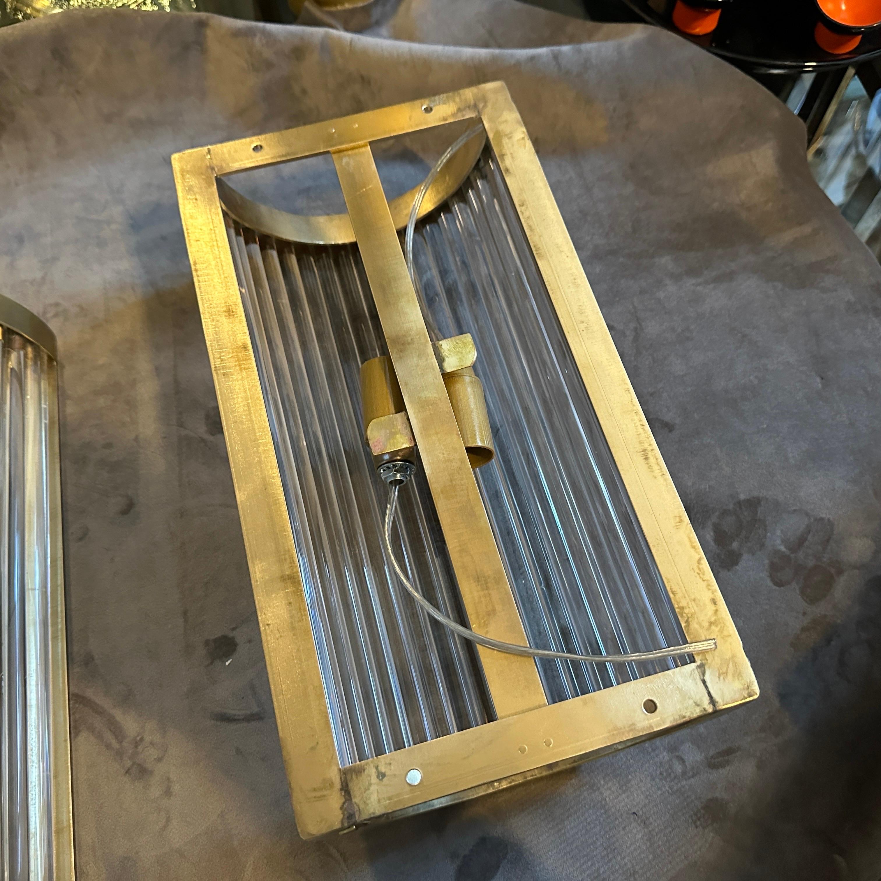 Dos Apliques de Pared Italianos de Latón y Cristal Modernos de Mediados de Siglo Estilo Sciolari en Excelente estado para la venta en Aci Castello, IT
