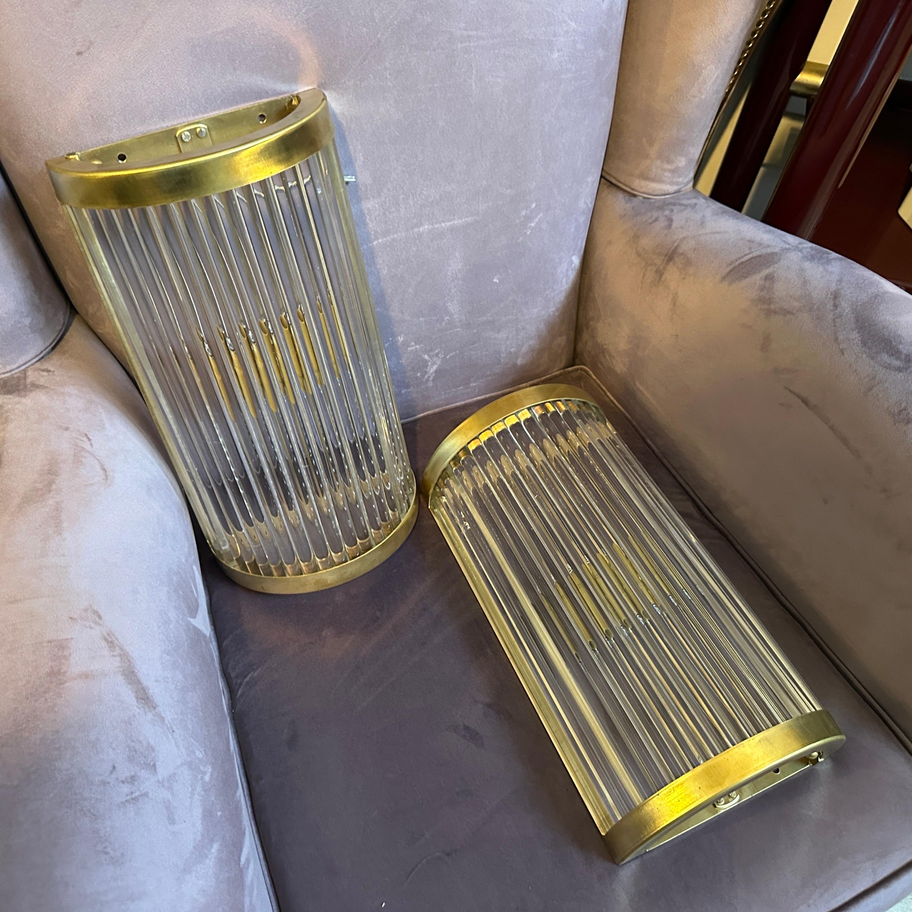 Dos Apliques de Pared Italianos de Latón y Cristal Modernos de Mediados de Siglo Estilo Sciolari Hecho a mano en venta