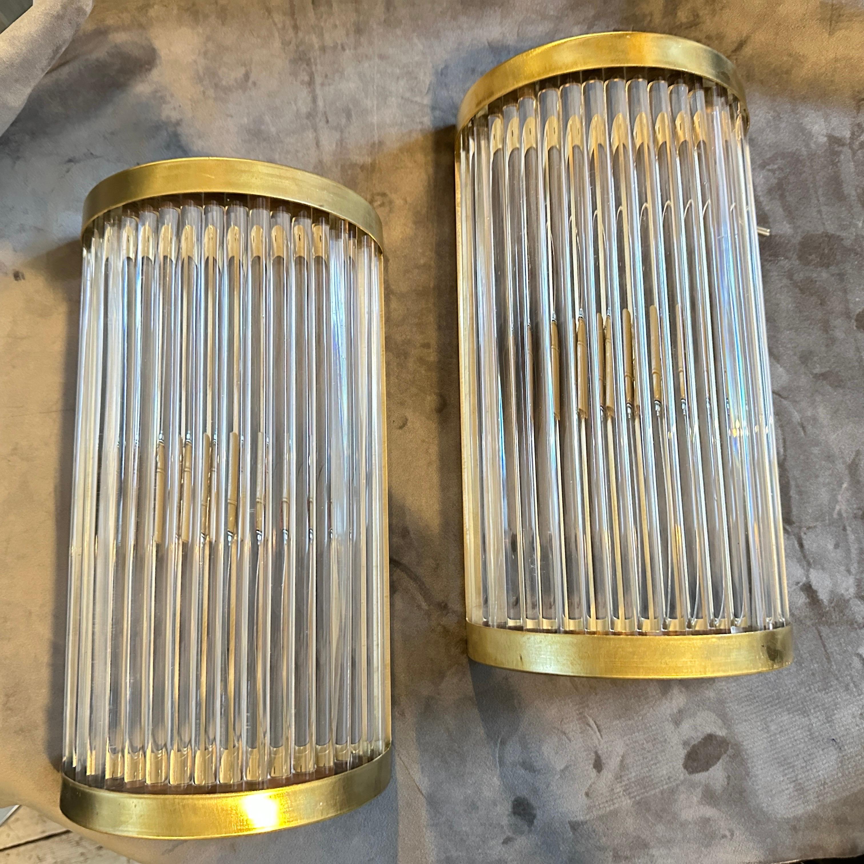 Dos Apliques de Pared Italianos de Latón y Cristal Modernos de Mediados de Siglo Estilo Sciolari Siglo XXI y contemporáneo en venta