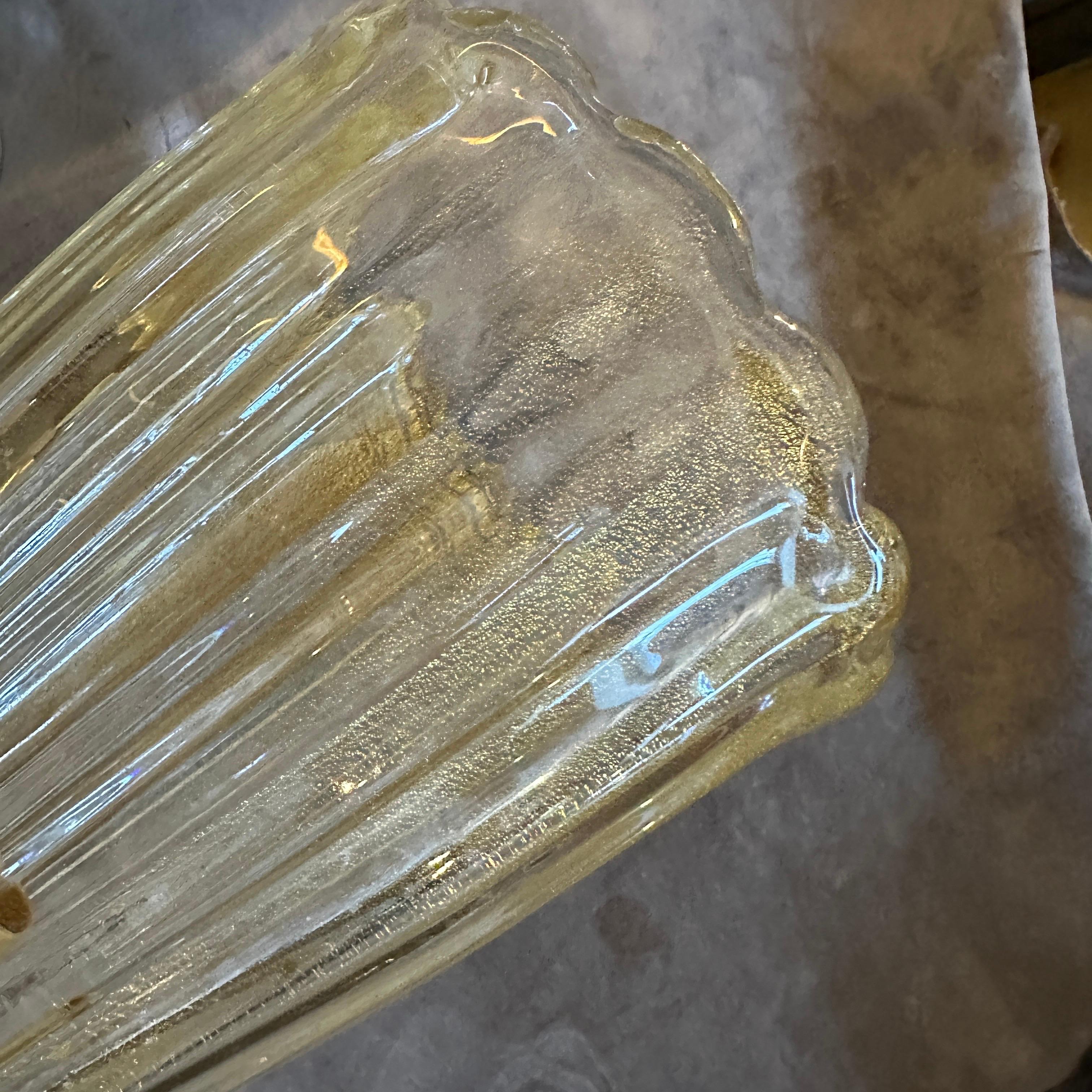 Dos apliques de pared de latón y cristal de Murano modernos de mediados de siglo de estilo Barovier de los años 90 Moderno de mediados de siglo en venta