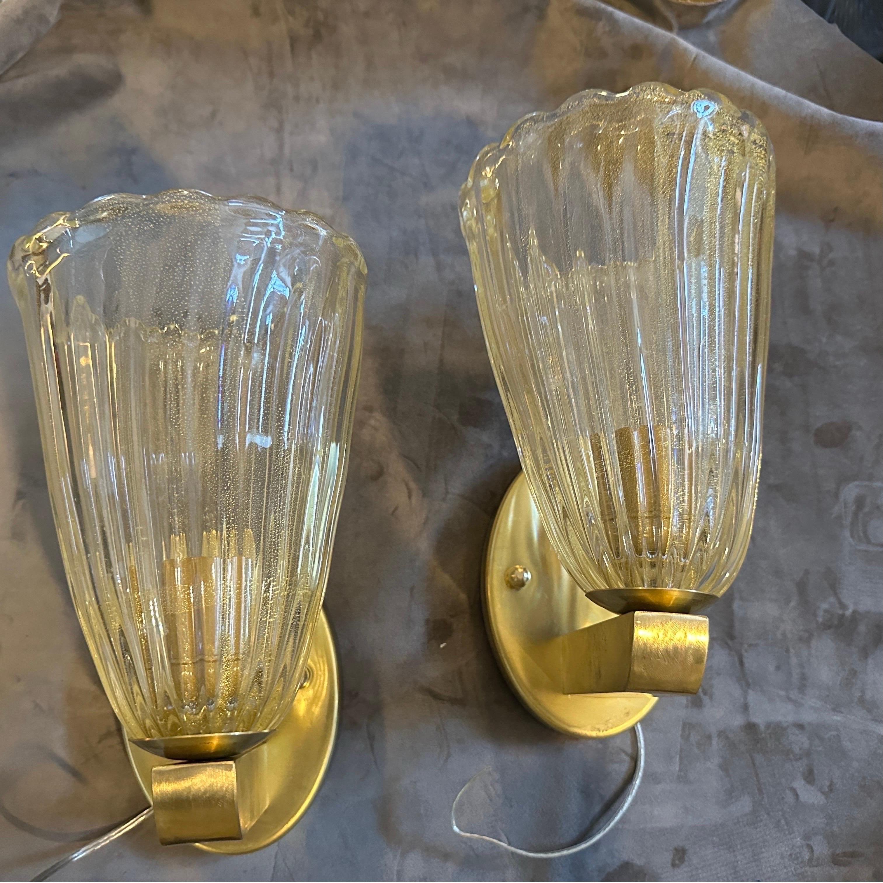 Este conjunto de dos apliques de pared es un impresionante ejemplo del diseño moderno de mediados de siglo de la década de 1990, estilo Barovier. Fuertemente inspirado en las tradiciones icónicas del cristal de Murano, recuerda especialmente la