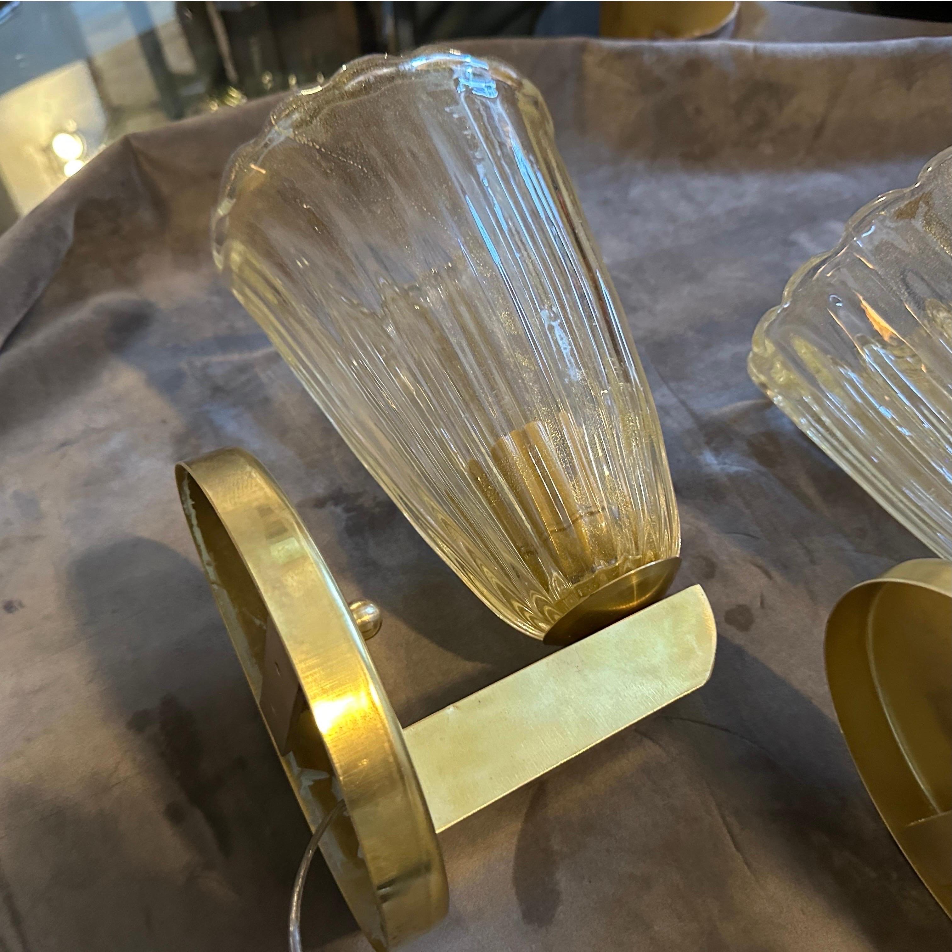 Dos apliques de pared de latón y cristal de Murano modernos de mediados de siglo de estilo Barovier de los años 90 Italiano en venta