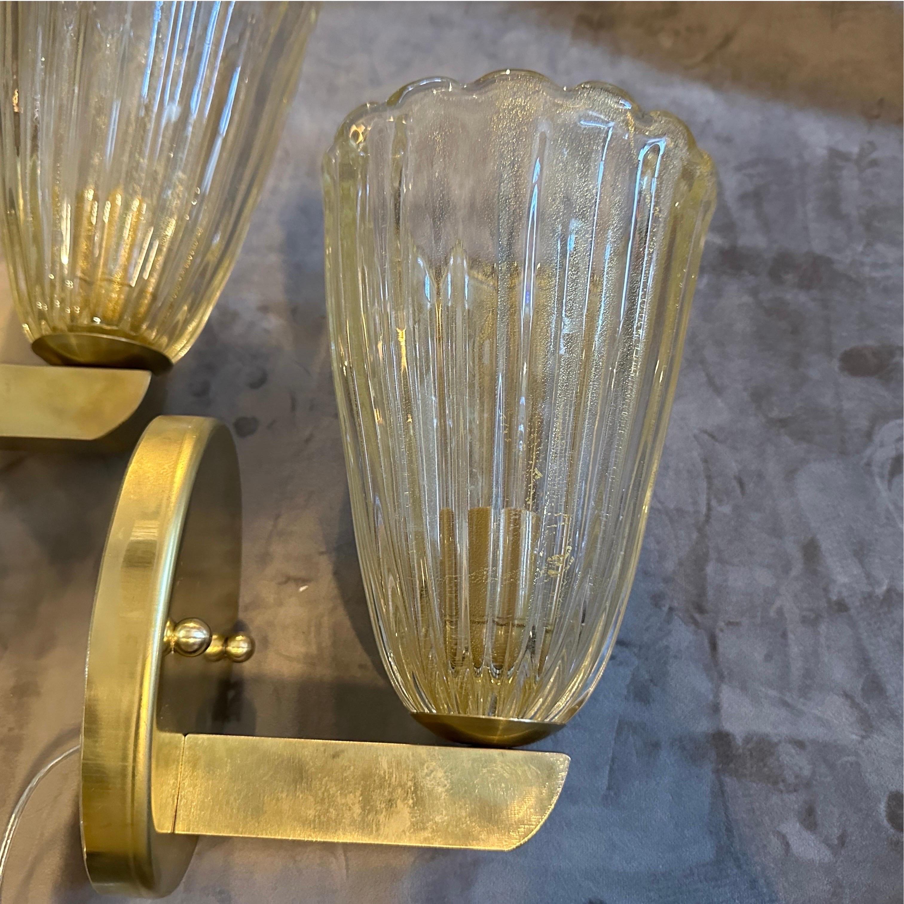 Dos apliques de pared de latón y cristal de Murano modernos de mediados de siglo de estilo Barovier de los años 90 Hecho a mano en venta