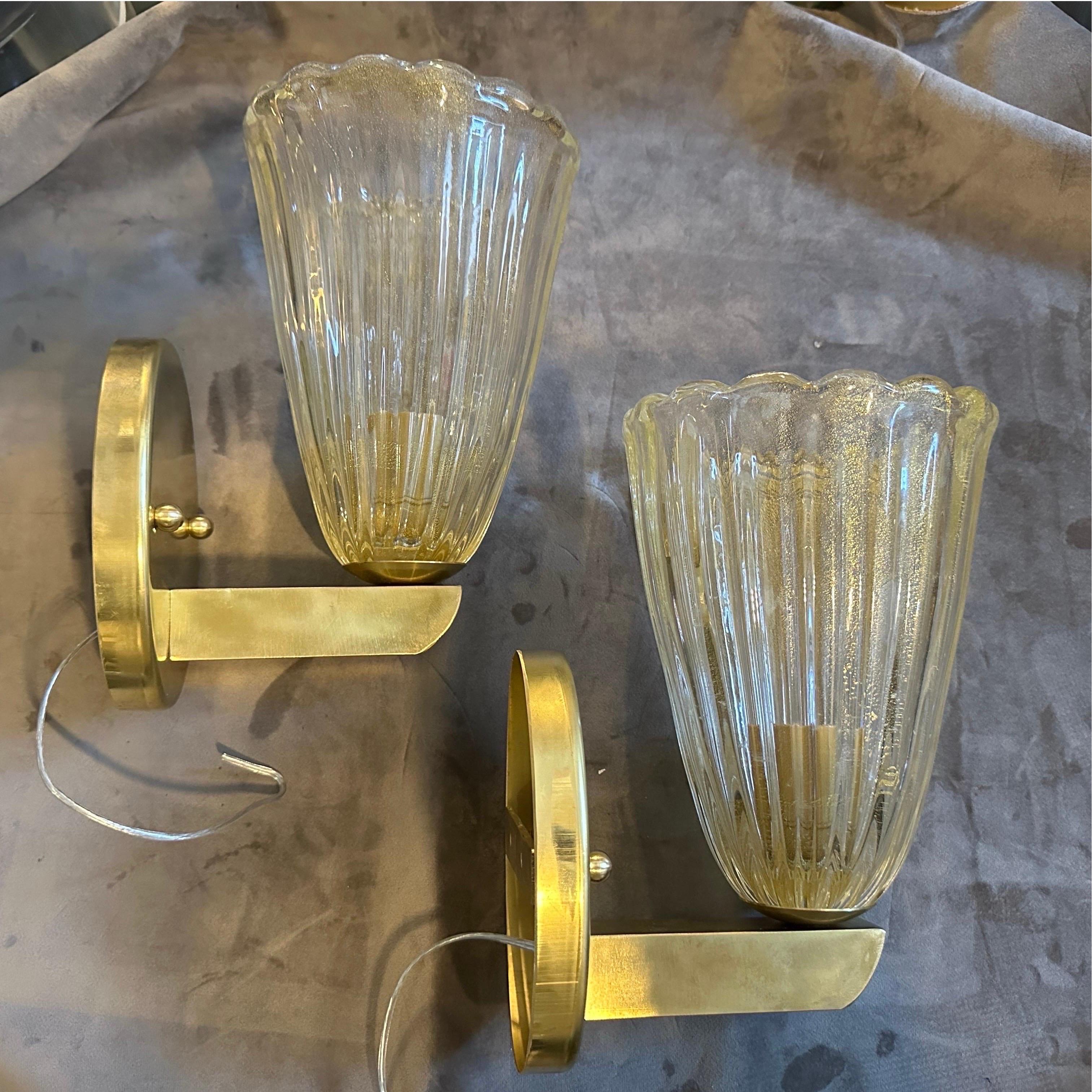 Dos apliques de pared de latón y cristal de Murano modernos de mediados de siglo de estilo Barovier de los años 90 en Excelente estado para la venta en Aci Castello, IT