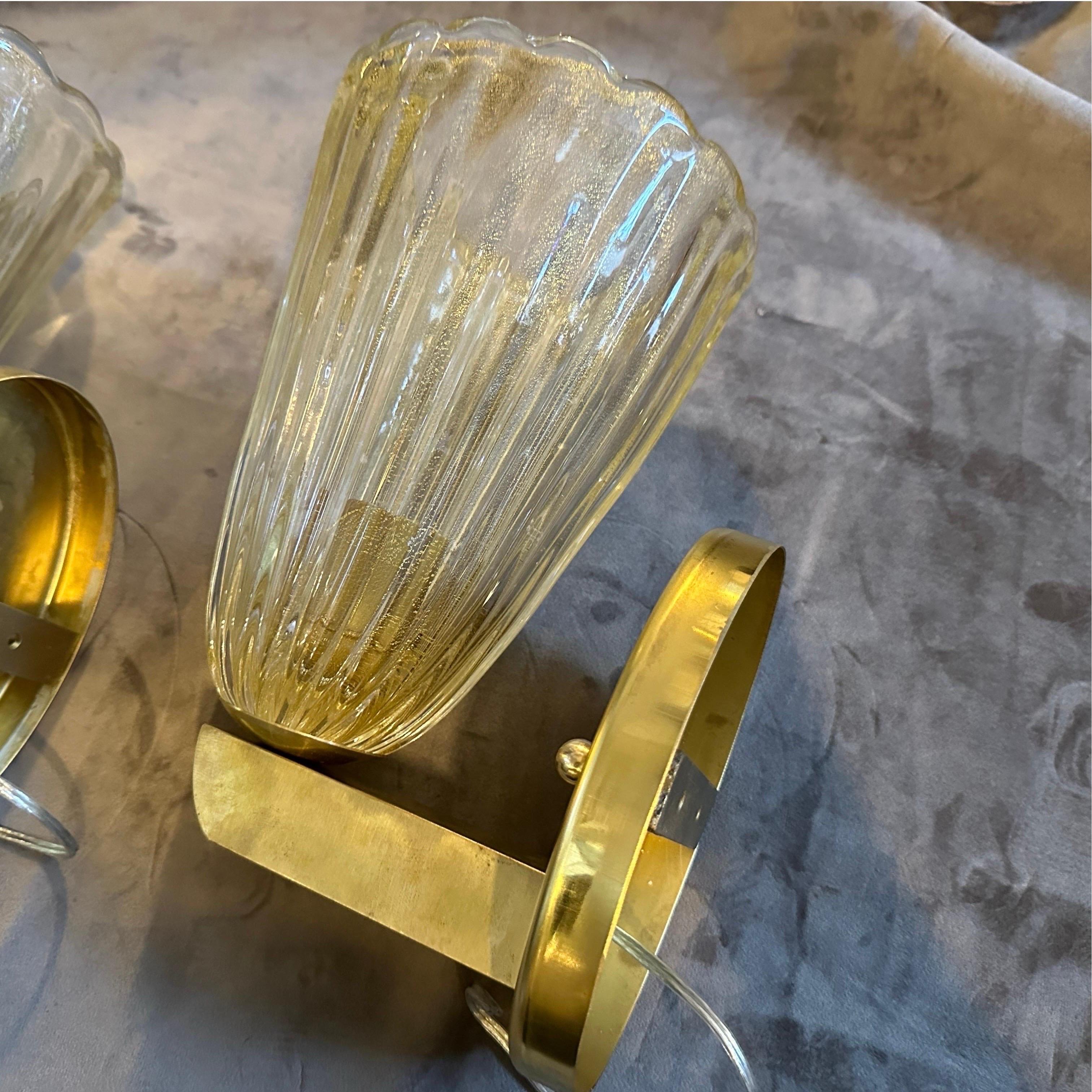 Dos apliques de pared de latón y cristal de Murano modernos de mediados de siglo de estilo Barovier de los años 90 Latón en venta