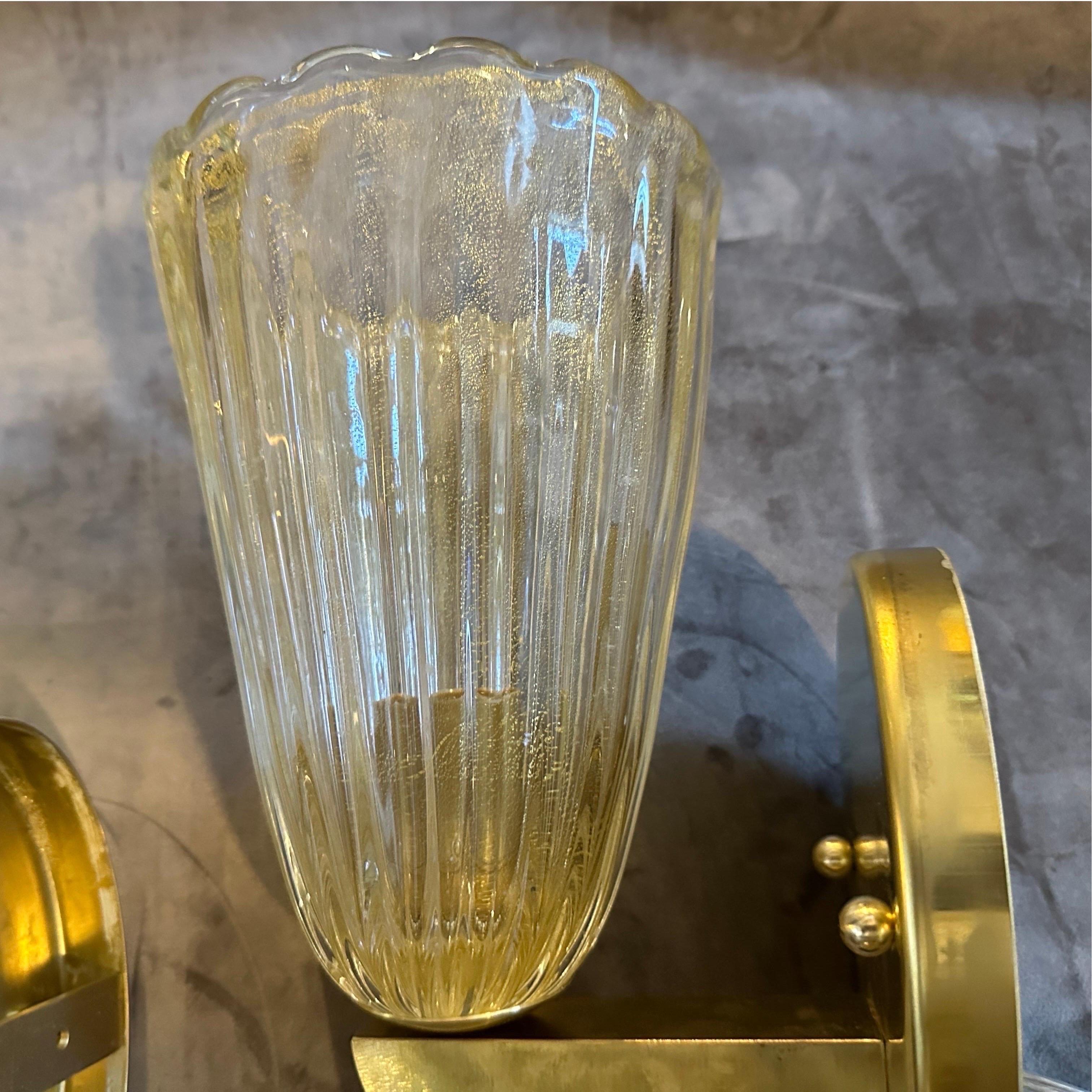 Dos apliques de pared de latón y cristal de Murano modernos de mediados de siglo de estilo Barovier de los años 90 en venta 1