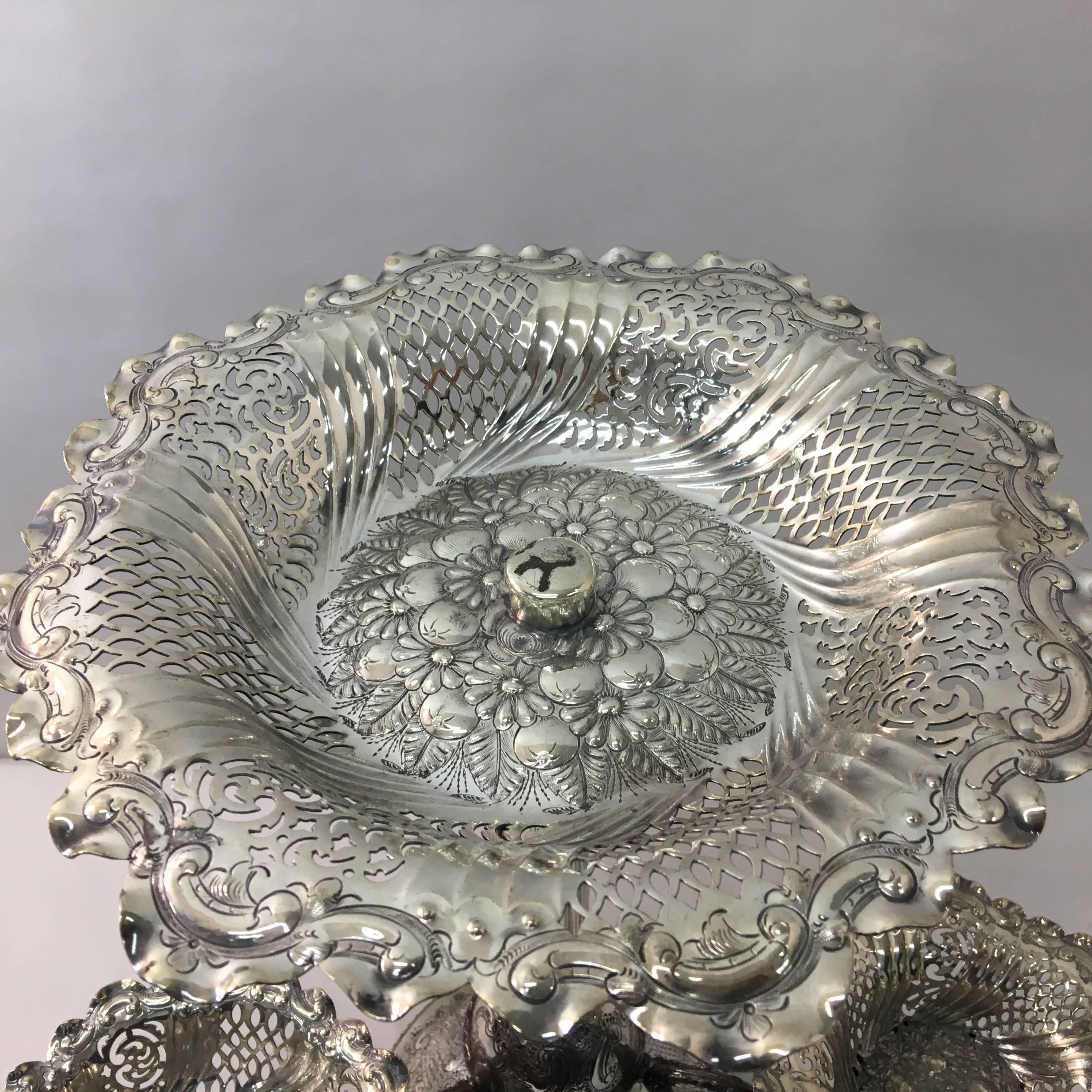 Silver plated Epergne in good original conditions and patina by Mappin & Webb.