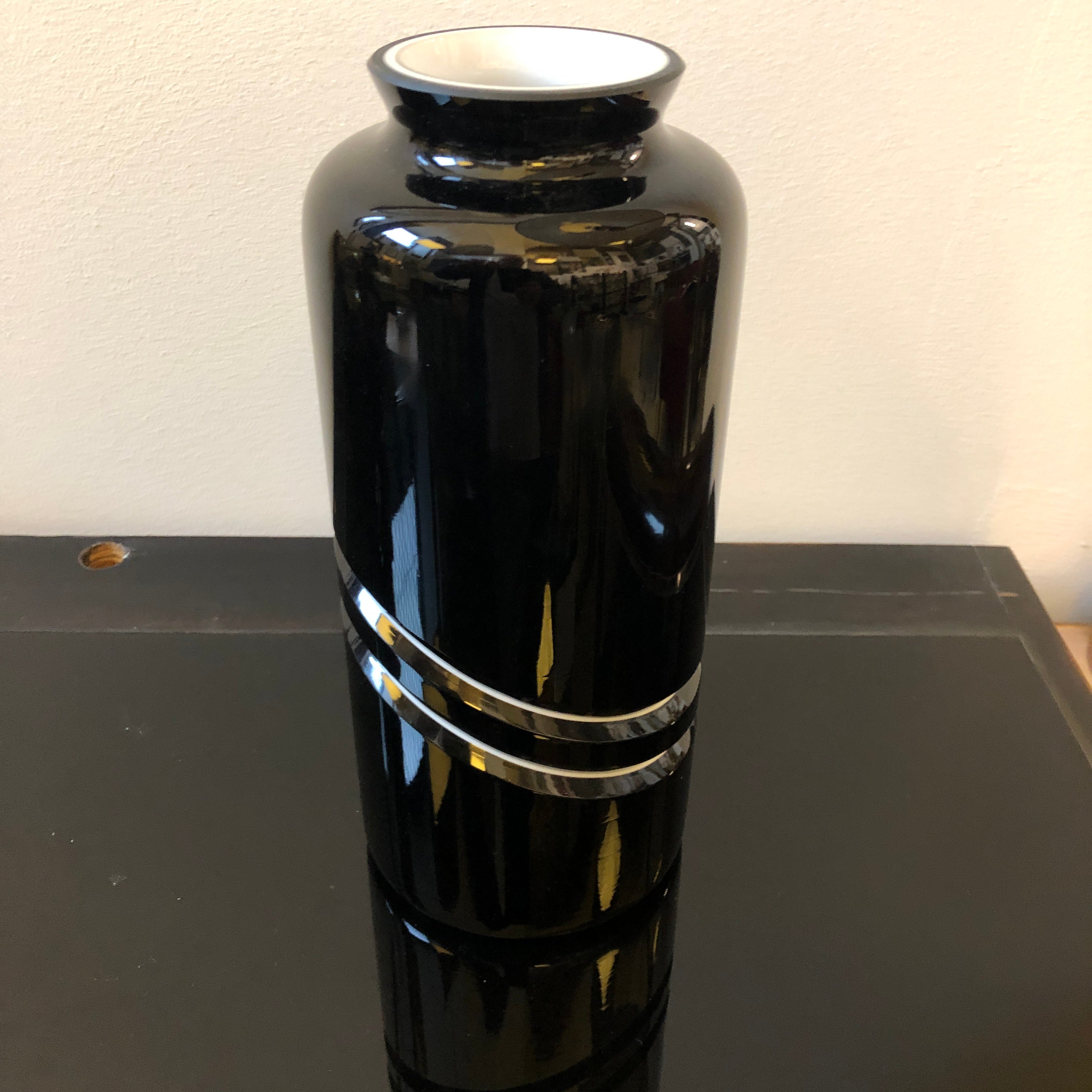 A stylish De Majo Murano glass vase, designed and manufactured in Venice in the 1970s, signed on a side De Majo Murano. It's in perfect conditions.
As a decorative object, the Modernist Black and White Murano Glass Vase by De Majo serves as a