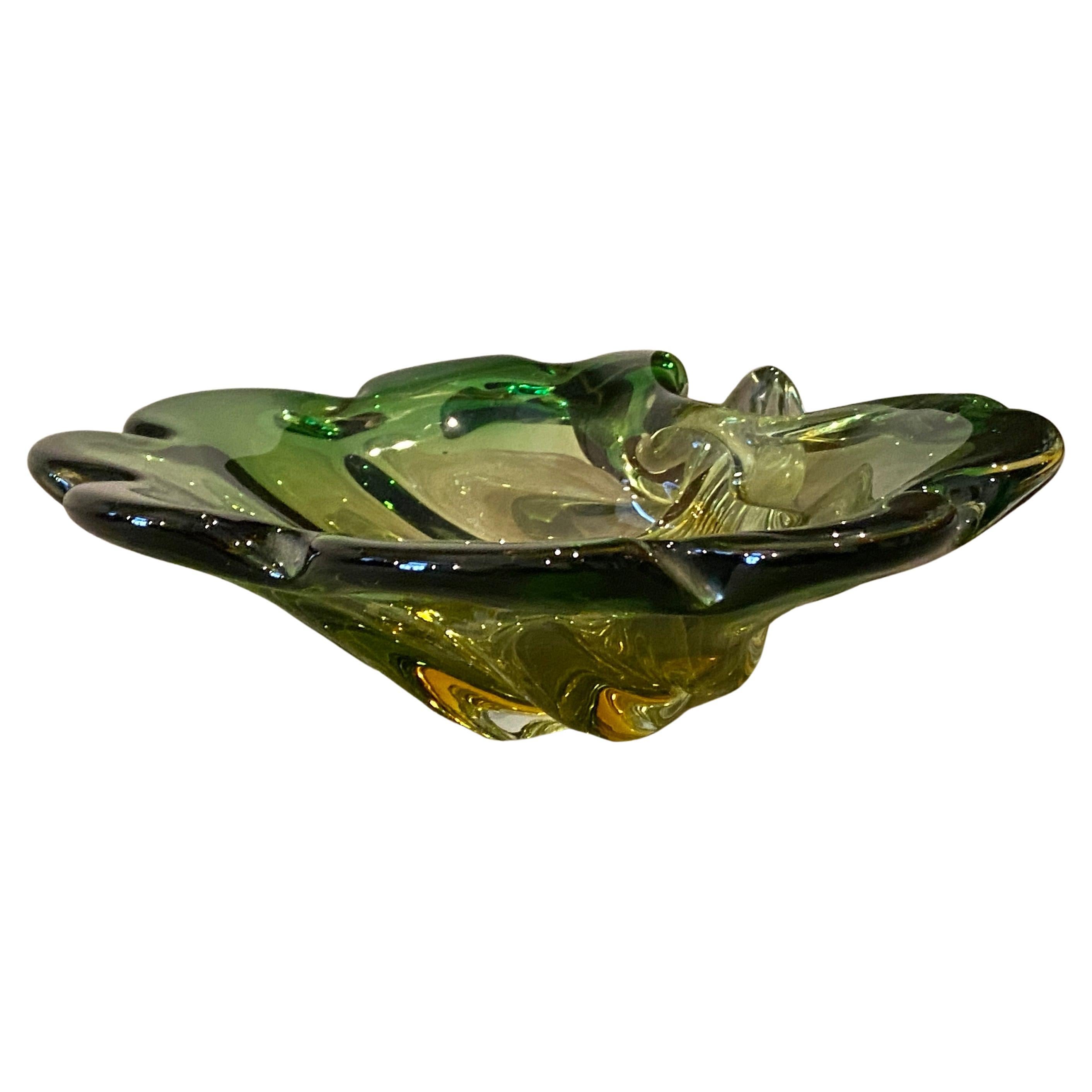 1970s Mid-Century Modern Green and Yellow Murano Glass Sea Shell Bowl by Seguso (bol à coquillages en verre de Murano vert et jaune)
