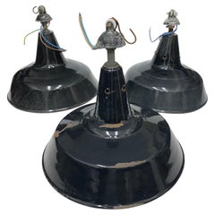 Ensemble de trois lampes à suspension industrielles en métal peint en noir des années 1930