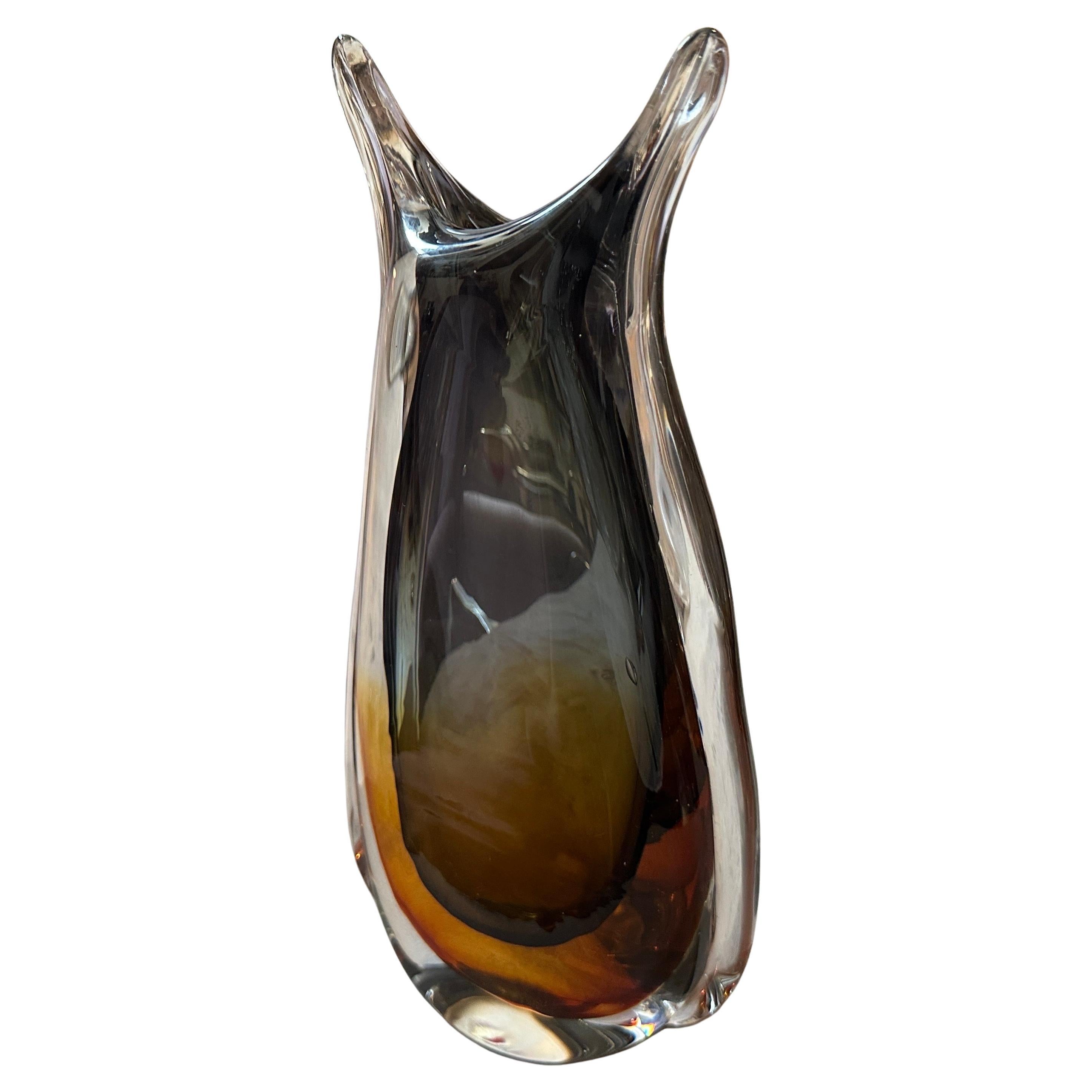 Stupendo vaso moderno anni '70 in vetro di Murano Glass Sommerso verde e marrone di Seguso
Questo squisito vaso è una vera e propria testimonianza delle tecniche innovative di Seguso degli anni Settanta. Questo pezzo mette in mostra la celebre
