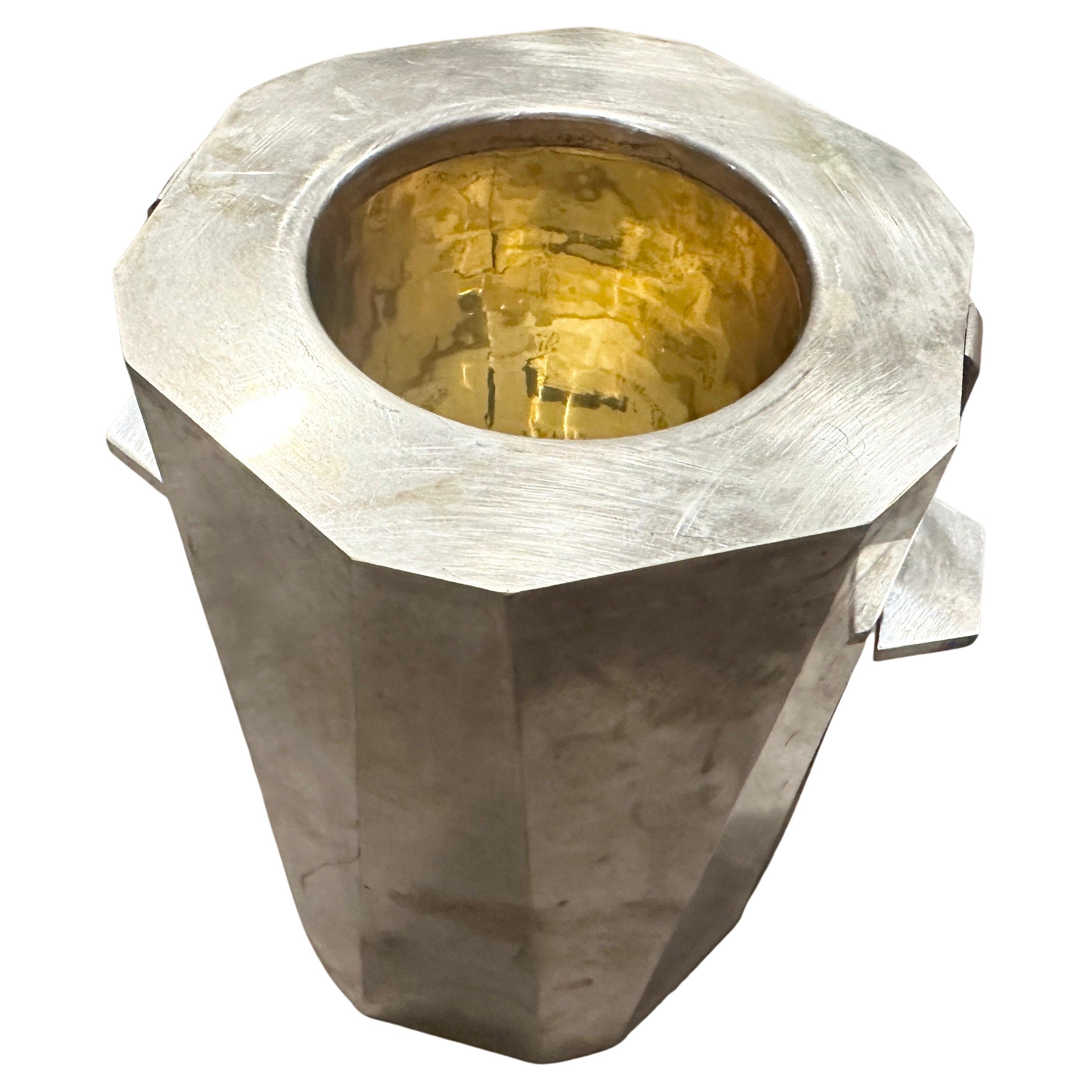 Außergewöhnlich hochwertige 1940er Art Deco versilberte italienische Weinkühler
Dieser versilberte italienische Weinkühler im Art-Déco-Stil ist ein prächtiger und seltener Fund aus den 1940er Jahren. Er ist ein Zeugnis für das raffinierte Design und