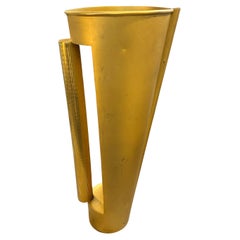Vaso a brocca scultoreo moderno in metallo dorato di design italiano degli anni '70