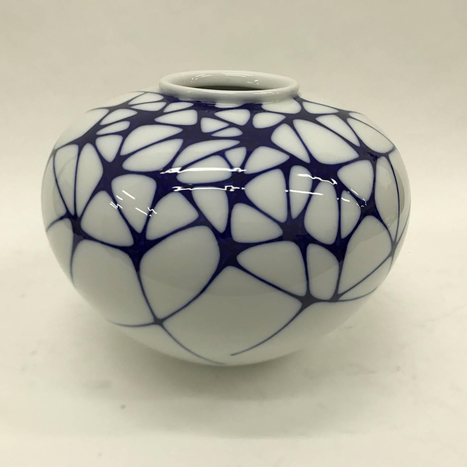 Enzo Mari Modern Deutsch white and blue Porcelain Vase for KPM, 2003 2