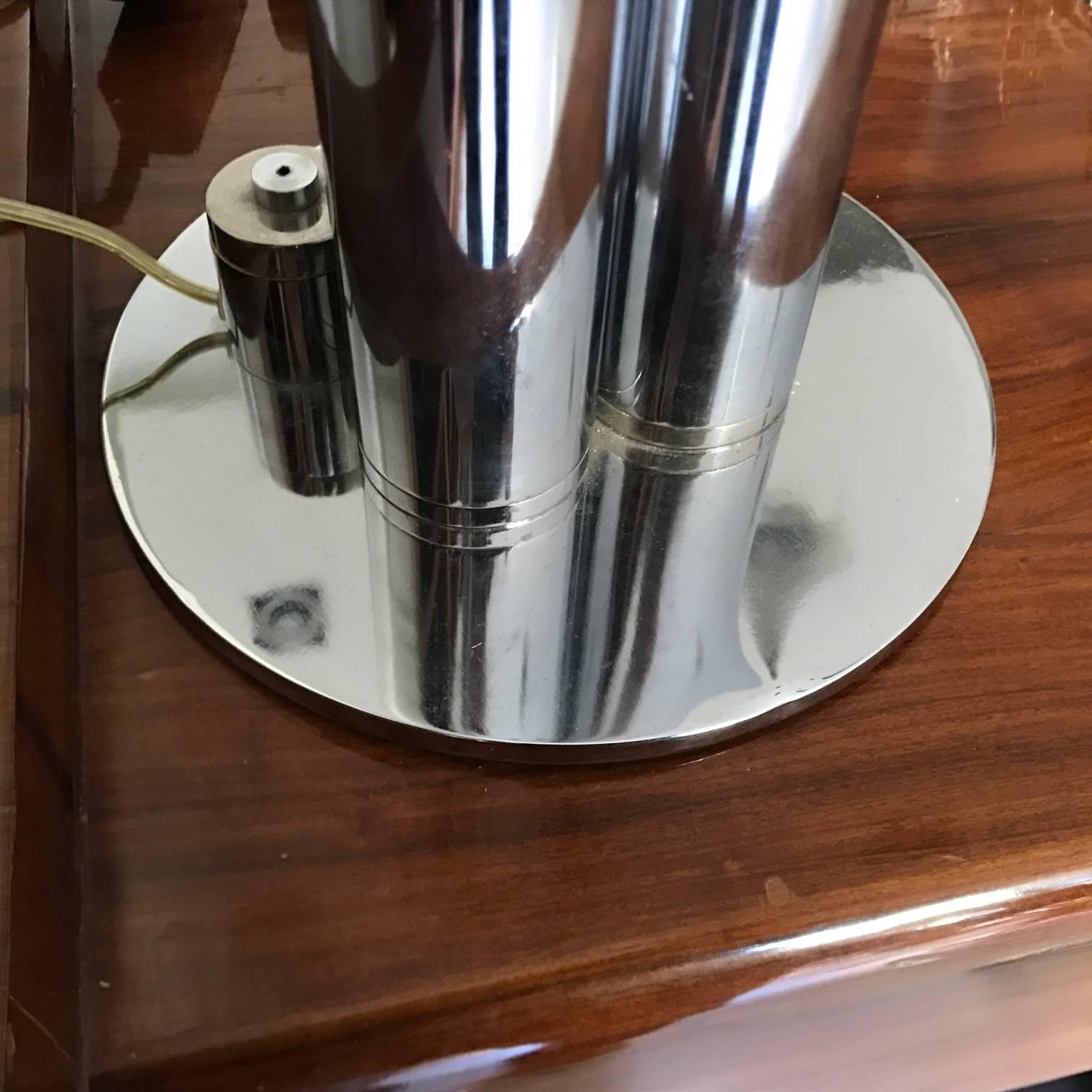 Italian steel table lamp, made in the 1970s in good conditions, the three steel tubes are rotatable to modulate the light.
It works with both 110 and 220 Volt.