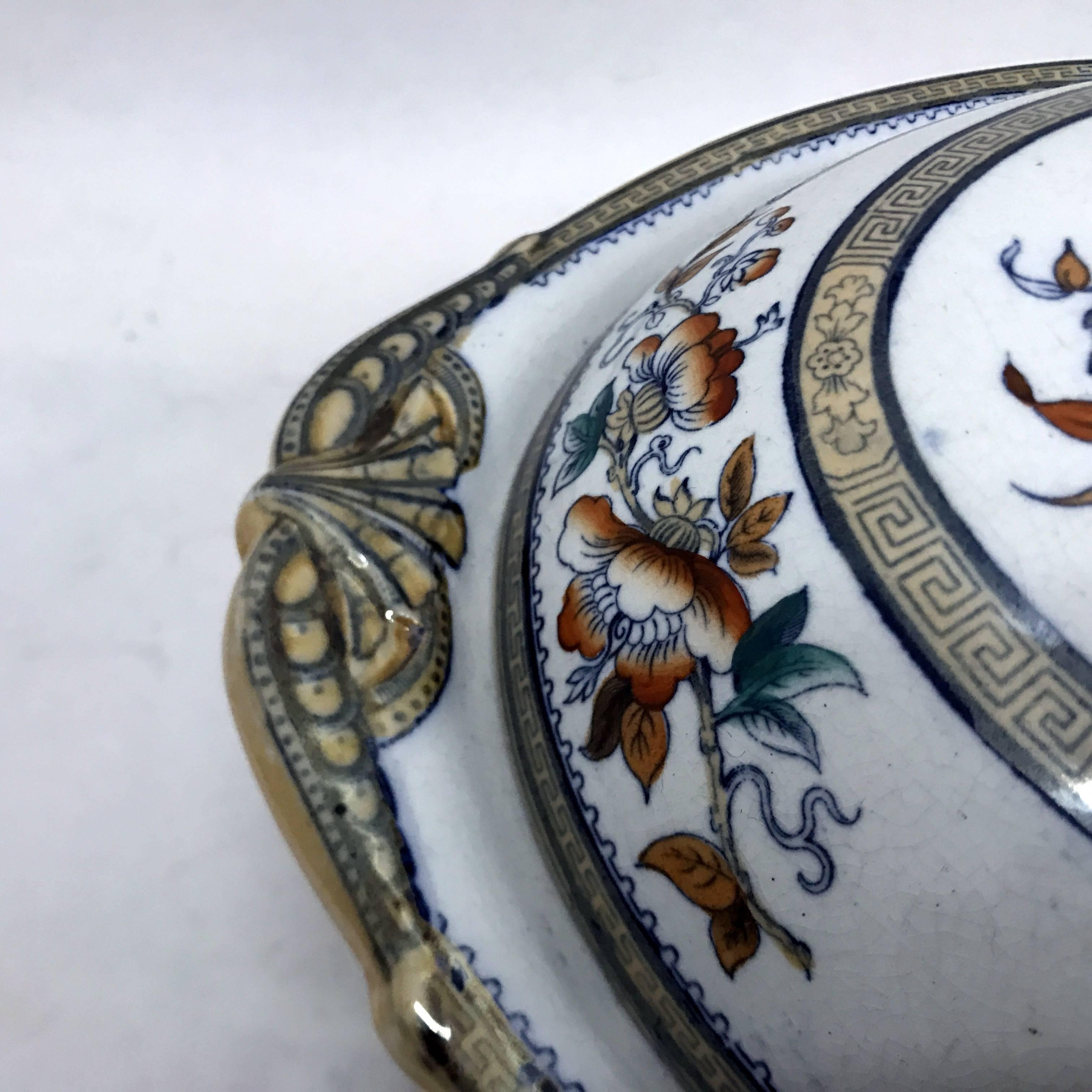Particular ceramic soup tureen decorated with oriental flowers and shells, good conditions overall, made in England in Victorian period.