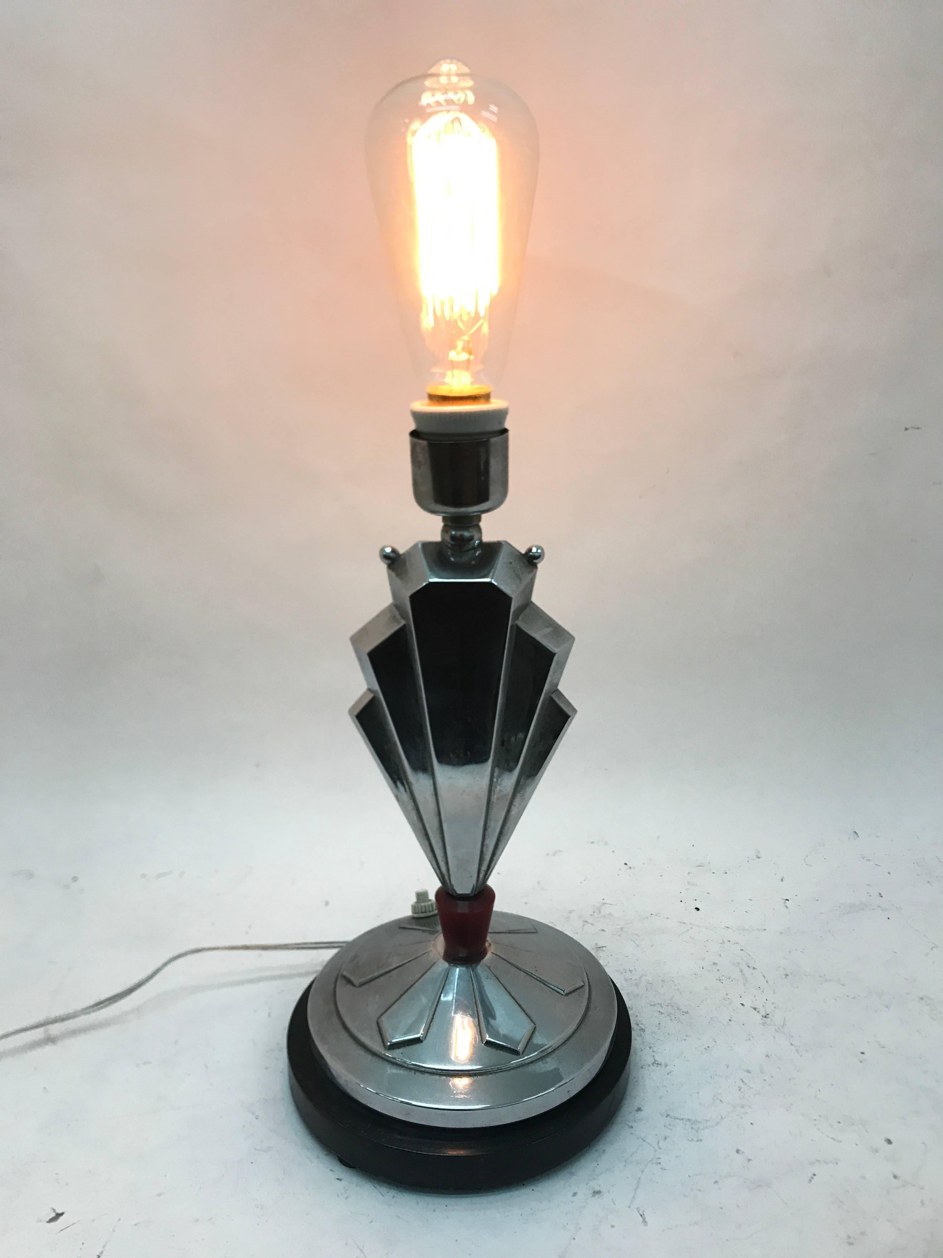 Art Deco table lamp made in Italy in 1920, wood base, chrome and bakelite, in good conditions and in perfect working order.