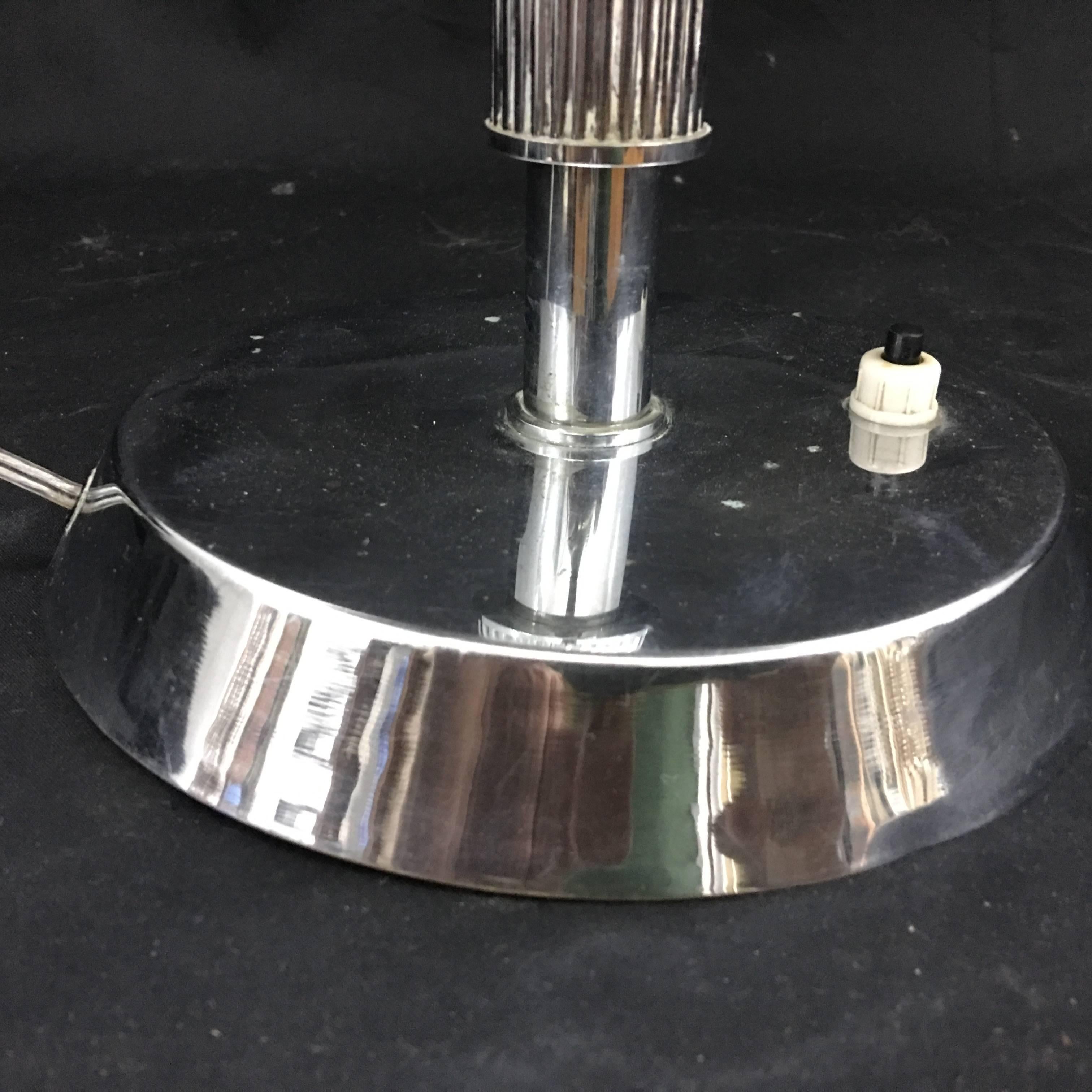 Steel and chrome table lamp, made in Italy in the 1930s, electrical parts fully restored, some small defects in the lamp hat.