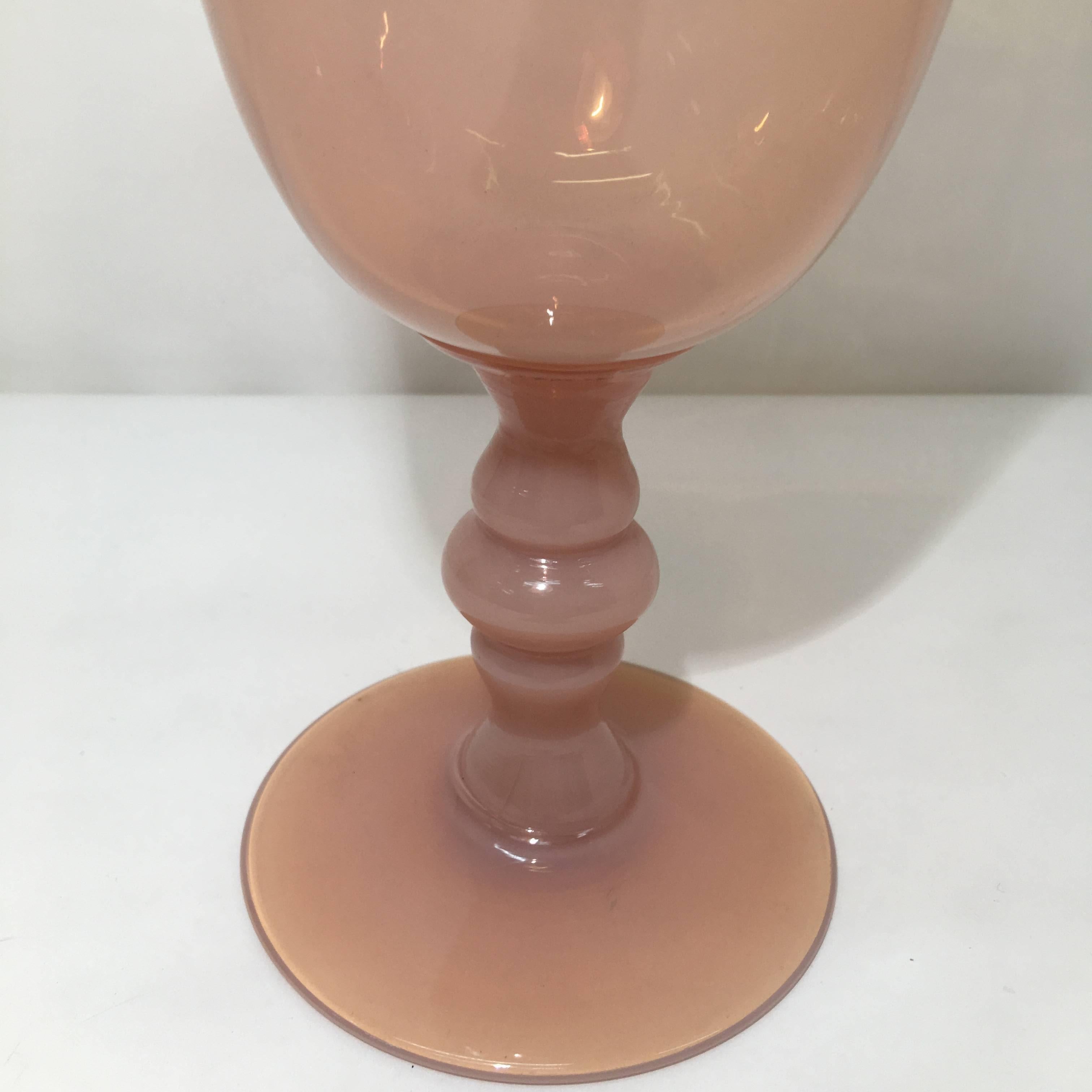 Il s'agit d'un gobelet en verre de Murano rose particulier de VNC en parfait état. C'est étiqueté dans un côté.