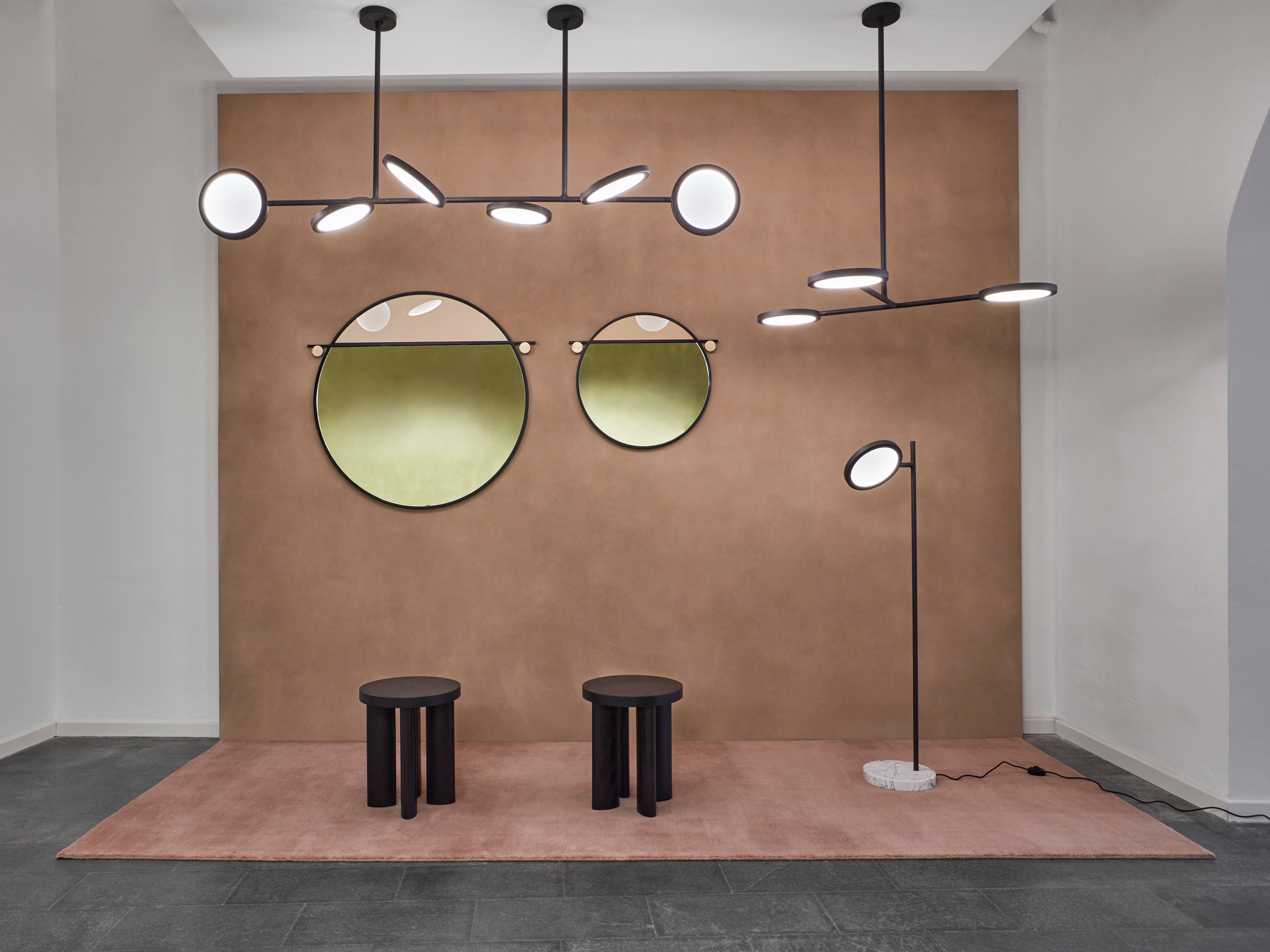 Discus is a spare and graphically com- pelling lighting collection. Made from modular components, the design is adaptable for spaces ranging from intimate to monumental. Dimmable LEDs cast a warm diffused light through both sides of each rotatable